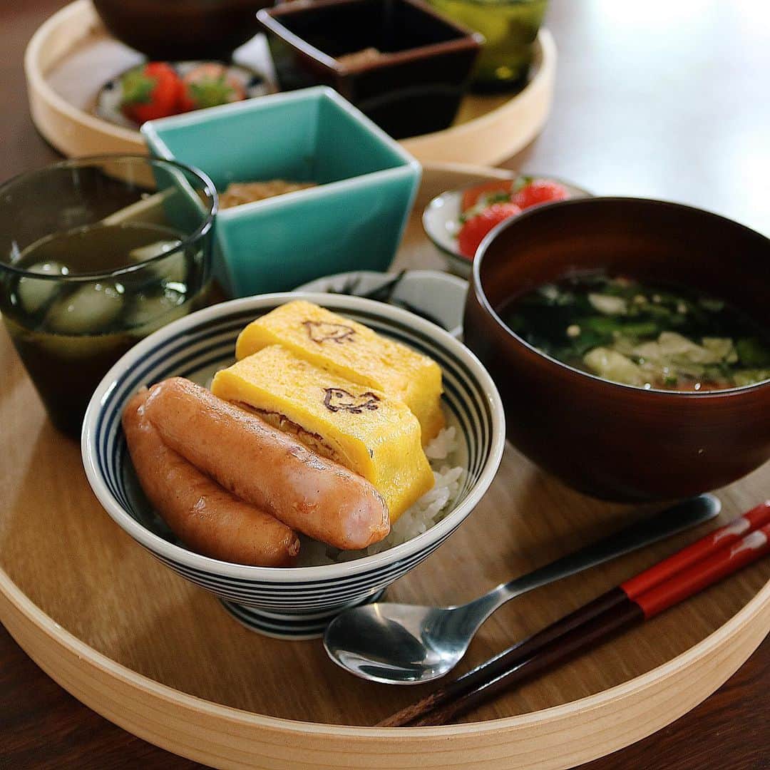 ゆかり/yukariさんのインスタグラム写真 - (ゆかり/yukariInstagram)「朝ごはん お皿をケチって、玉子焼きとウィンナーはごはんに乗せた。 * * * #おうちごはん #うちごはん #朝ごはん #あさごはん #朝食 #料理 #手料理 #食卓 #自炊 #家庭料理 #料理好きな人と繋がりたい #暮らし #テーブルコーディネート #おうちごはんLover #food #japanesefood #foodpic #料理記録 #和食 #今日の朝ごはん #手抜きごはん」4月21日 13時54分 - yucali.m