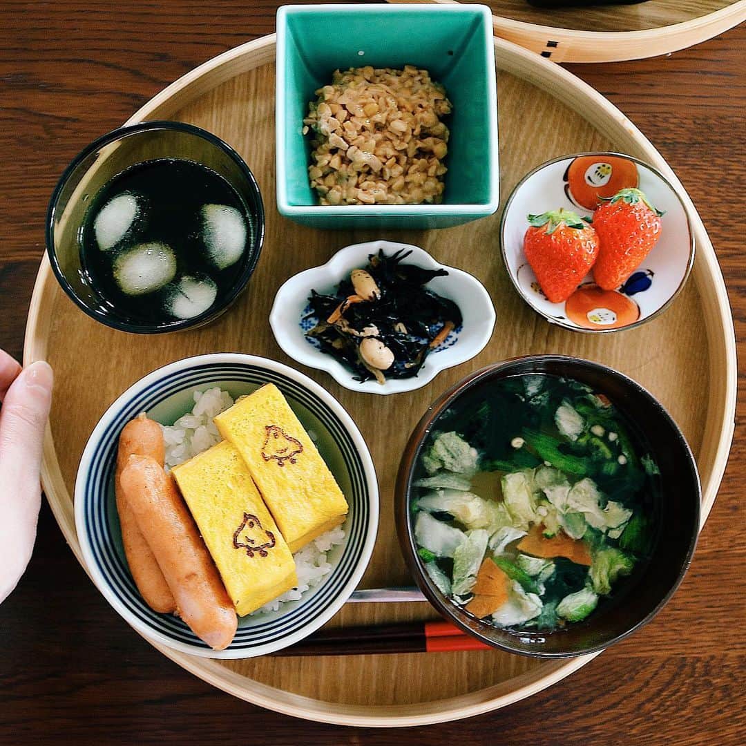 ゆかり/yukariのインスタグラム：「朝ごはん お皿をケチって、玉子焼きとウィンナーはごはんに乗せた。 * * * #おうちごはん #うちごはん #朝ごはん #あさごはん #朝食 #料理 #手料理 #食卓 #自炊 #家庭料理 #料理好きな人と繋がりたい #暮らし #テーブルコーディネート #おうちごはんLover #food #japanesefood #foodpic #料理記録 #和食 #今日の朝ごはん #手抜きごはん」