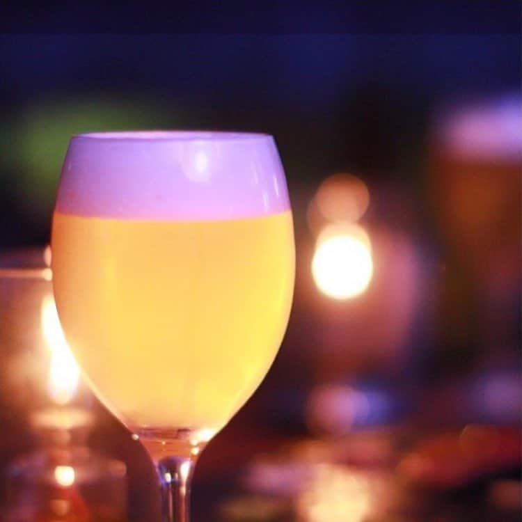 八芳園さんのインスタグラム写真 - (八芳園Instagram)「【今夜はテラスでビール】  今日は初夏を思わせる気候となりました。 お出かけされている方も 近所で過ごしている方も 今夜の予定はお決まりですか？  こんな日は 一足早く、テラスでビールが おすすめです。  八芳園では オリジナルクラフトビール Farm to Aleをお出ししています。  横浜市瀬谷の小麦を使ったクラフトビールは 優しい味わいが 女性の方にも人気です。  クラフトビールに合わせて 提携農家から届く野菜を使ったお料理や 毎日焼き上げるフォカッチャなども用意しています。  さぁ今夜は 夕暮れ時からテラスでビールは いかがですか？ ［八芳園スラッシュカフェ］ http://www.happo-en.com/restaurant/thrushcafe/  #八芳園 #クラフトビール #テラス #カフェ #カフェ好き #カフェ巡り #小麦のビール #ビール #ビール女子 #ビール好きな人と繋がりたい #オリジナルクラフトビール #自然栽培 #オーガニック #農家 #野菜 #パン #ブルーツリー #フォカッチャ #パン屋 #イベント #ビジネスイベント #結婚式 #結婚 #イベントプロデュース #dmogateway新品川 #happoen #craftbeer #organic #tokyo #mice」4月21日 14時02分 - happoen
