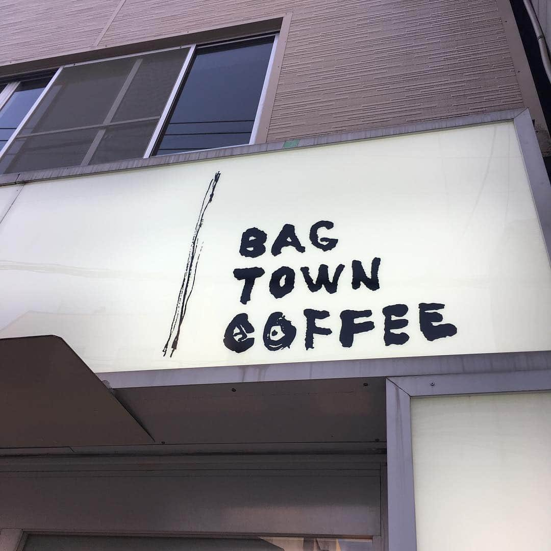 沢瀉美緒さんのインスタグラム写真 - (沢瀉美緒Instagram)「※ Sooo many coffee shop in Hiroshima. . ここ最近の広島は どこを歩いてもステキな コーヒー屋さんがある気がする🤔 . 会食に行く前に通りすがった #bagtowncoffee で 会社用のコーヒーを購入☕️ . どんな味か今から楽しみ💛 . . #コーヒー好きな人と繋がりたい #coffeeholic #hiroshima #広島 #ミオログ #広島カフェ #bagtowncoffee #miorincocafe」4月21日 14時04分 - mio_omodaka