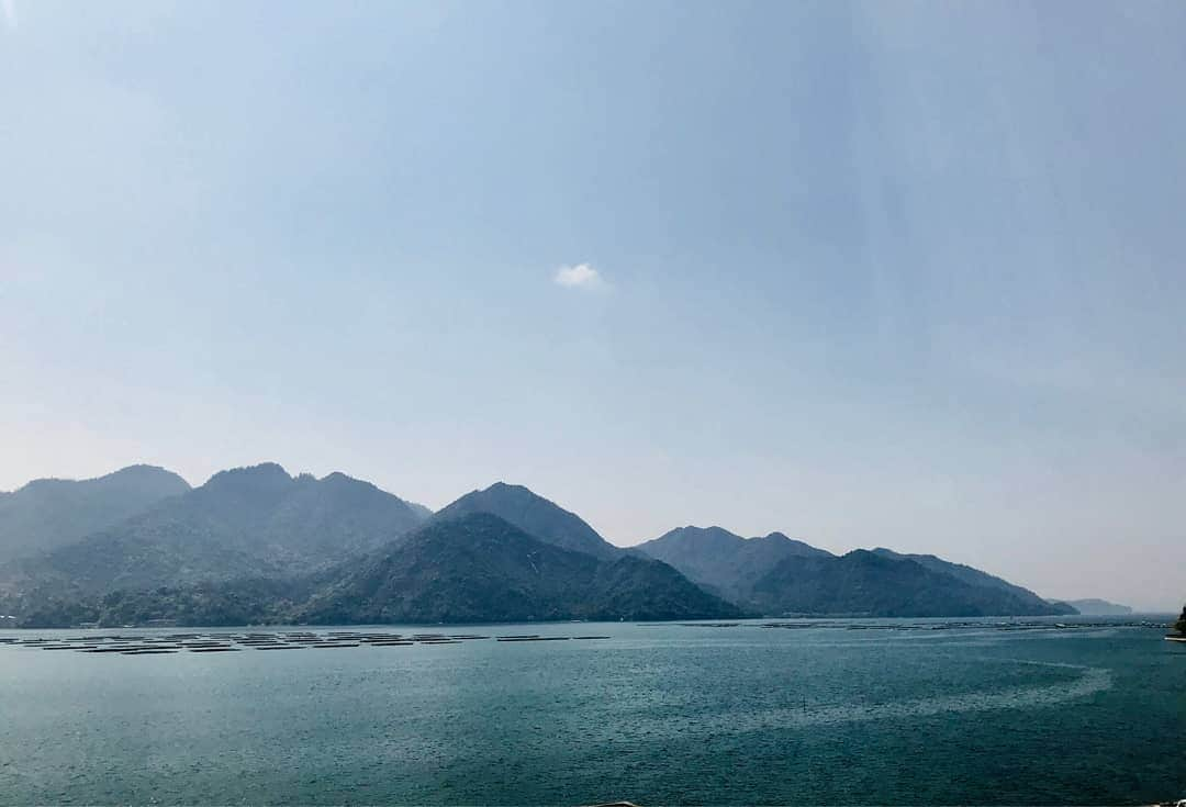 杉原杏璃さんのインスタグラム写真 - (杉原杏璃Instagram)「こんにちは！  牡蠣の養殖が沢山🌊  広島の海って感じ♪  今日は  マスターズチャンピオン 優勝戦です🚤  ボートレース ライブは16:00〜 生放送です📺  ボートレース好きな方 チェックしてみて下さい！  #japan  #LOVE  #love  #instagood  #YOLO  #new  #look  #follow  #happy  #fun  #funny 　#smile  #beauty  #swag  #girl  #girls  #me  #fashion  #アンラブ  #グラビア  #アイドル  #グラドル  #グラビアアイドル  #anrisugihara  #杉原杏璃  #BOATRACE」4月21日 14時06分 - anri.sugihara.anri