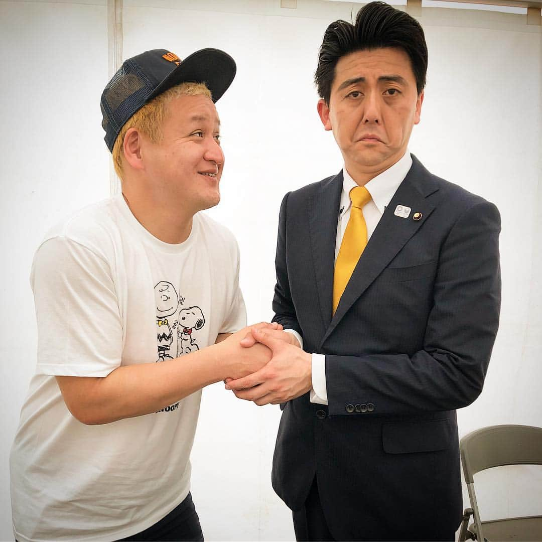 佐竹正史さんのインスタグラム写真 - (佐竹正史Instagram)「沖縄国際映画祭2019 レッドカーペットは歩けませんでしたが今年もお仕事で沖縄に来る事はできました🌺 ガリットチュウ福島さんともお久しぶりの握手🤝✨ . . . #本日の首相と握手 #ガリットチュウ福島  さん#ガリットチュウ #沖縄国際映画祭 #沖縄国際映画祭2019 #沖縄 #新都心公園 #安倍晋三 #安倍総理 #ビスケッティ佐竹 #よしもと #吉本 #japan #japanese #japaneseculture #japanesecomedian #primeminister #shinzoabe #impersonator #follow #followme #フォローしてね #佐竹オススメンバー #お笑い好きな人と繋がりたい」4月21日 14時18分 - sataketty