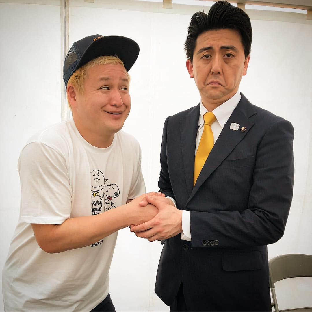 佐竹正史さんのインスタグラム写真 - (佐竹正史Instagram)「沖縄国際映画祭2019 レッドカーペットは歩けませんでしたが今年もお仕事で沖縄に来る事はできました🌺 ガリットチュウ福島さんともお久しぶりの握手🤝✨ . . . #本日の首相と握手 #ガリットチュウ福島  さん#ガリットチュウ #沖縄国際映画祭 #沖縄国際映画祭2019 #沖縄 #新都心公園 #安倍晋三 #安倍総理 #ビスケッティ佐竹 #よしもと #吉本 #japan #japanese #japaneseculture #japanesecomedian #primeminister #shinzoabe #impersonator #follow #followme #フォローしてね #佐竹オススメンバー #お笑い好きな人と繋がりたい」4月21日 14時18分 - sataketty