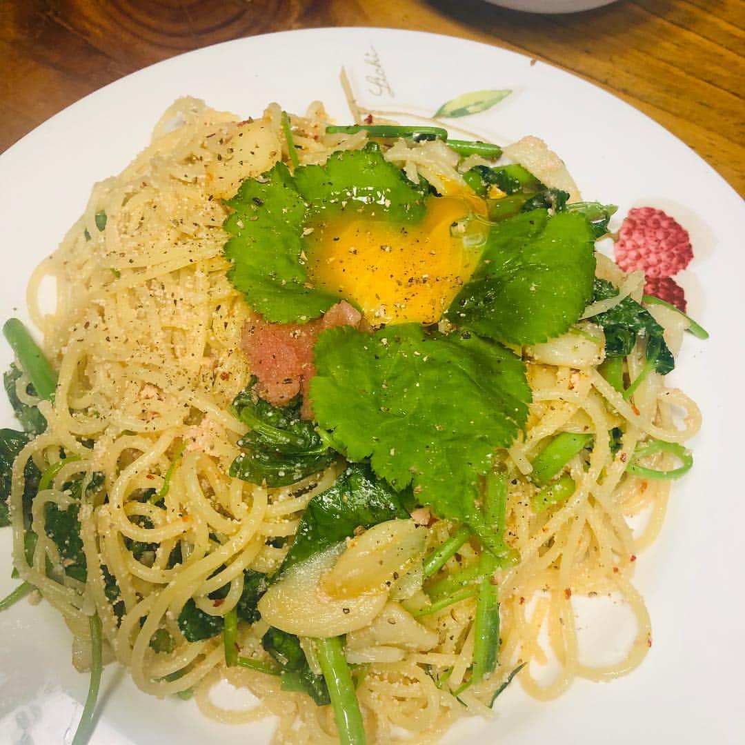 アン・ジヒョンさんのインスタグラム写真 - (アン・ジヒョンInstagram)「요새엄마가맛있는걸많이사주신다 이래서 노비에게 고봉밥을먹었나  #농노다이어리1 #👩‍🌾 #세미귀농#세미농부생활 #쇼핑은동네철물점 #인맥관리는동네노인정 #20190420고추모종끝」4月21日 14時13分 - a_iorly