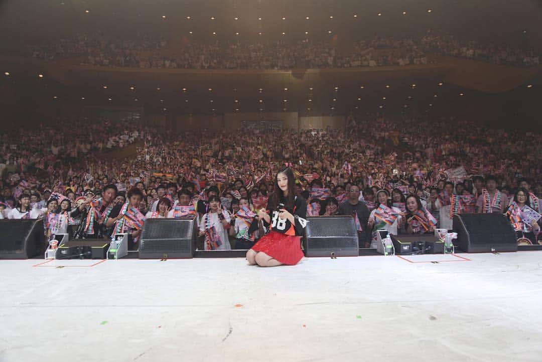 E.G.familyホールツアー「E.G.POWER」のインスタグラム：「. . E.G.POWER 2019 で開催‼️﻿﻿ 「全力！ご当地部！」🗾💫﻿﻿ ﻿ 「全力！佐賀！」の勝者は...✨ 石井杏奈でした👑 . 全力！佐賀県出身「鷲尾伶菜」ポーズで お客さんと記念撮影🤣🎮 . E.G.POWER 2019では ご当地の「あるある」なお題を全力で表現する﻿﻿ 「全力！ご当地部！」を開催‼️﻿﻿ 勝者を決めるのは会場に来てくれた皆さんです💓 ﻿ 勝者は会場の皆さんと記念撮影📸💫 ﻿ 大分公演の勝者は誰になるかな？👀 お楽しみにっ🤗 ﻿ #全力ご当地部#佐賀#勝者#石井杏奈#鷲尾伶菜#EGPOWER #EGfamily #Egirls #Dream_Ami #Dream_Shizuka #Happiness #Flower #スダンナユズユリー #LDH」