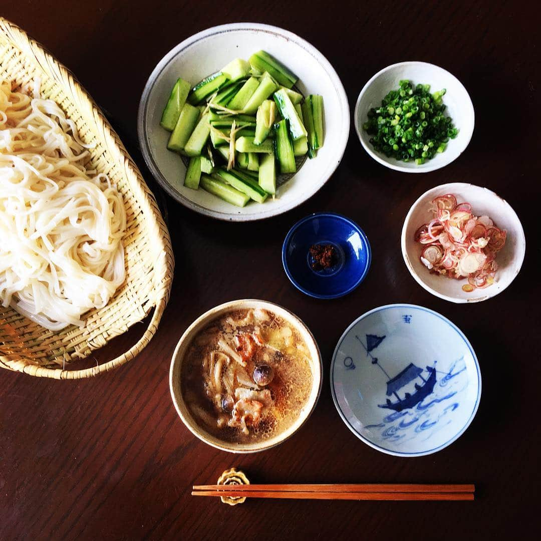 志摩有子さんのインスタグラム写真 - (志摩有子Instagram)「気温が上がると冷たい麺が食べたくなる。冷たい稲庭うどんで豚ばらごまだれつけうどん。カリカリの胡瓜が欠かせない。楕円の笊は昨日行った #生活のたのしみ展 に出展していた #市川商店 で見つけて購入。楕円の笊、珍しいけれど使いやすい。 #豚ばらと長ねぎの胡麻つけうどん #稲庭うどん」4月21日 14時16分 - ariko418