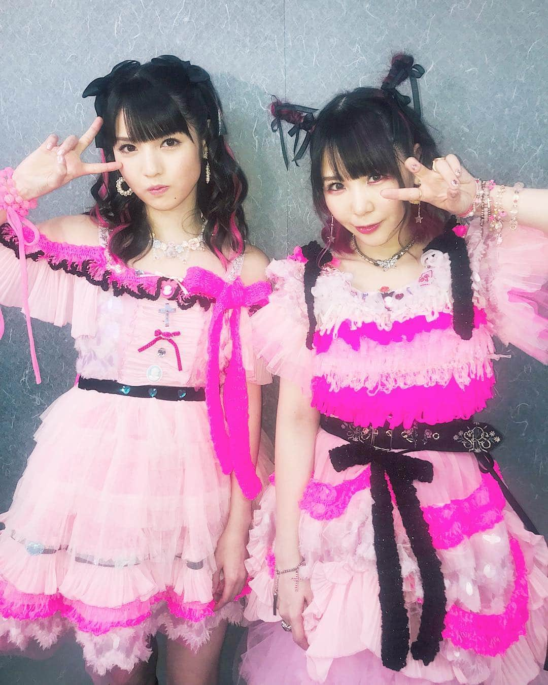 東佳苗さんのインスタグラム写真 - (東佳苗Instagram)「良いツーショット多過ぎ🙏🏻🙏🏻🙏🏻 💘💖💕💗💞💓🎀💝 #大森靖子 #道重さゆみ #縷縷夢兎 #oomoriseiko #sayumimichishige #rurumu #絶対彼女」4月21日 14時17分 - usagi_kanae