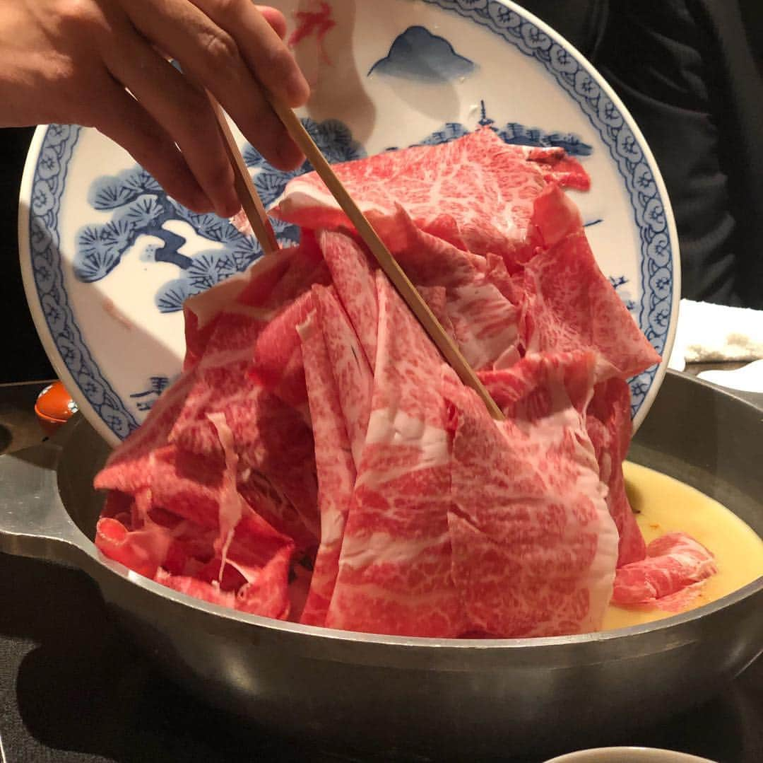 山﨑 薫さんのインスタグラム写真 - (山﨑 薫Instagram)「大阪池田に本店がある土手鍋しゃぶしゃぶ。 土手鍋風、ということでベースは白味噌のお出汁。 お肉どさーっ、ごぼうどさーっ、白菜、水菜もがーっと入れましょ。 こんなん、美味しいに決まってるやん。 お出汁、うまーーーっ。  〆めは、手打ちのおうどんと雑炊。 はーっ。 大阪はほんまに美味しいものありすぎる😂😋 #銀鍋 #北新地 #なにわグルメ #大阪グルメ #鍋好き #肉好き #牛肉」4月21日 14時27分 - kaoruyamazaki906