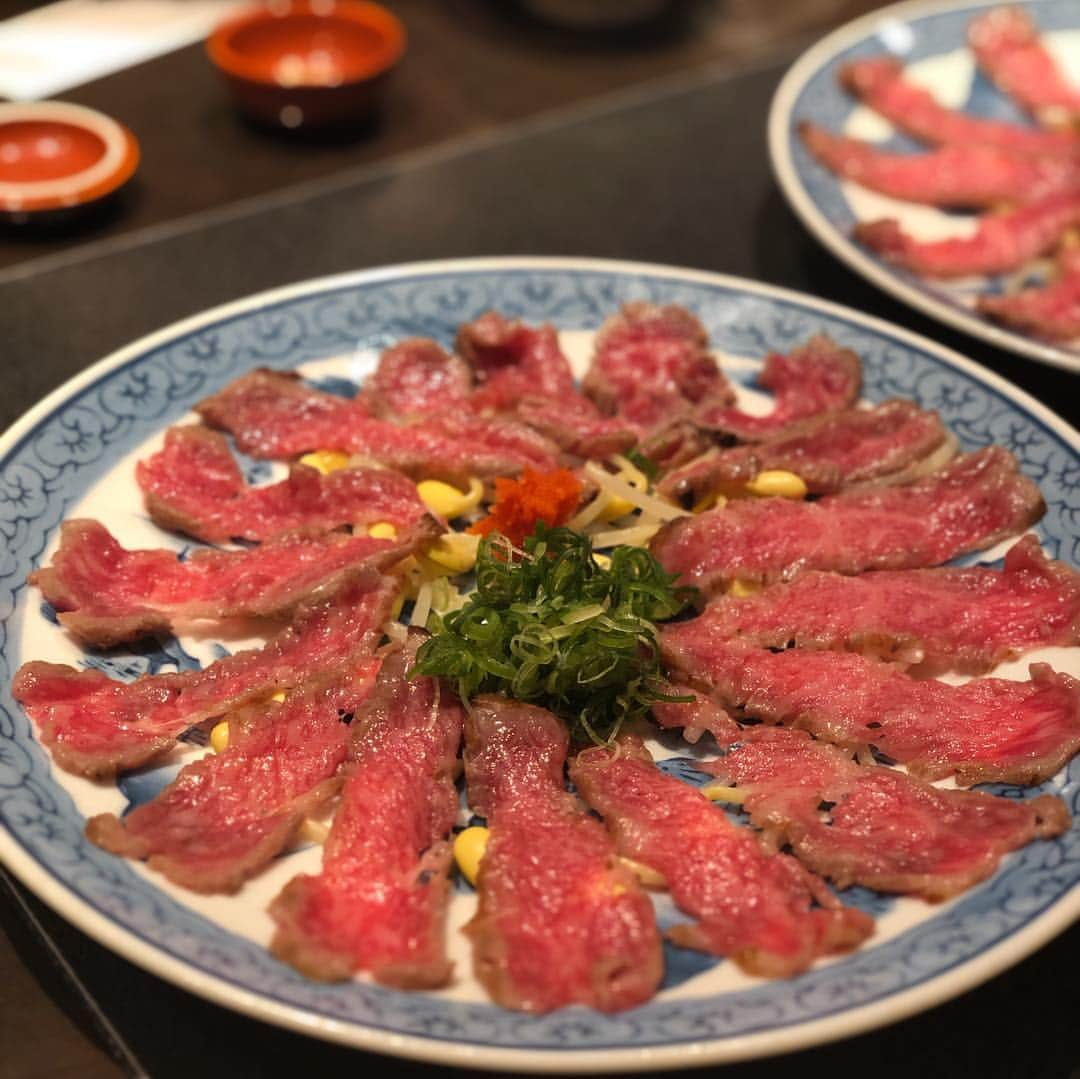 山﨑 薫さんのインスタグラム写真 - (山﨑 薫Instagram)「大阪池田に本店がある土手鍋しゃぶしゃぶ。 土手鍋風、ということでベースは白味噌のお出汁。 お肉どさーっ、ごぼうどさーっ、白菜、水菜もがーっと入れましょ。 こんなん、美味しいに決まってるやん。 お出汁、うまーーーっ。  〆めは、手打ちのおうどんと雑炊。 はーっ。 大阪はほんまに美味しいものありすぎる😂😋 #銀鍋 #北新地 #なにわグルメ #大阪グルメ #鍋好き #肉好き #牛肉」4月21日 14時27分 - kaoruyamazaki906