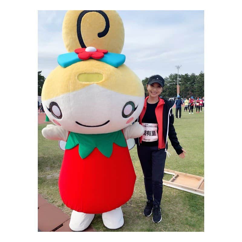 市橋有里のインスタグラム：「今日は7th.イーハトーブ花巻ハーフマラソンでした♪お決まりのゆるキャラちゃんと🤳フラワーロール＝花巻ちゃん、ほっこりしますね。ランナーのみなさんもこの大会が大好きな人たちばかりでノリがよく、コースもフラットで走りやすかったです！10キロの部ではほぼ皆さんとハイタッチ🙌できたかな。関係者の皆さまランナーの皆様、私も本当に楽しかったです。ありがとうございました✨花巻はこれからが桜満開、お花見の季節です🌸 ・ #岩手 #花巻 #イーハトーブ花巻ハーフマラソン  #五十嵐妙子 ちゃんに久々会った❤️ #ジュニア時代に世界クロカンとかよく一緒に行ってた♪今も頑張ってる〜✨ #大谷翔平 の母校 #菊池雄星 の母校の横を通るコースです #宮沢賢治 ゆかりの地」