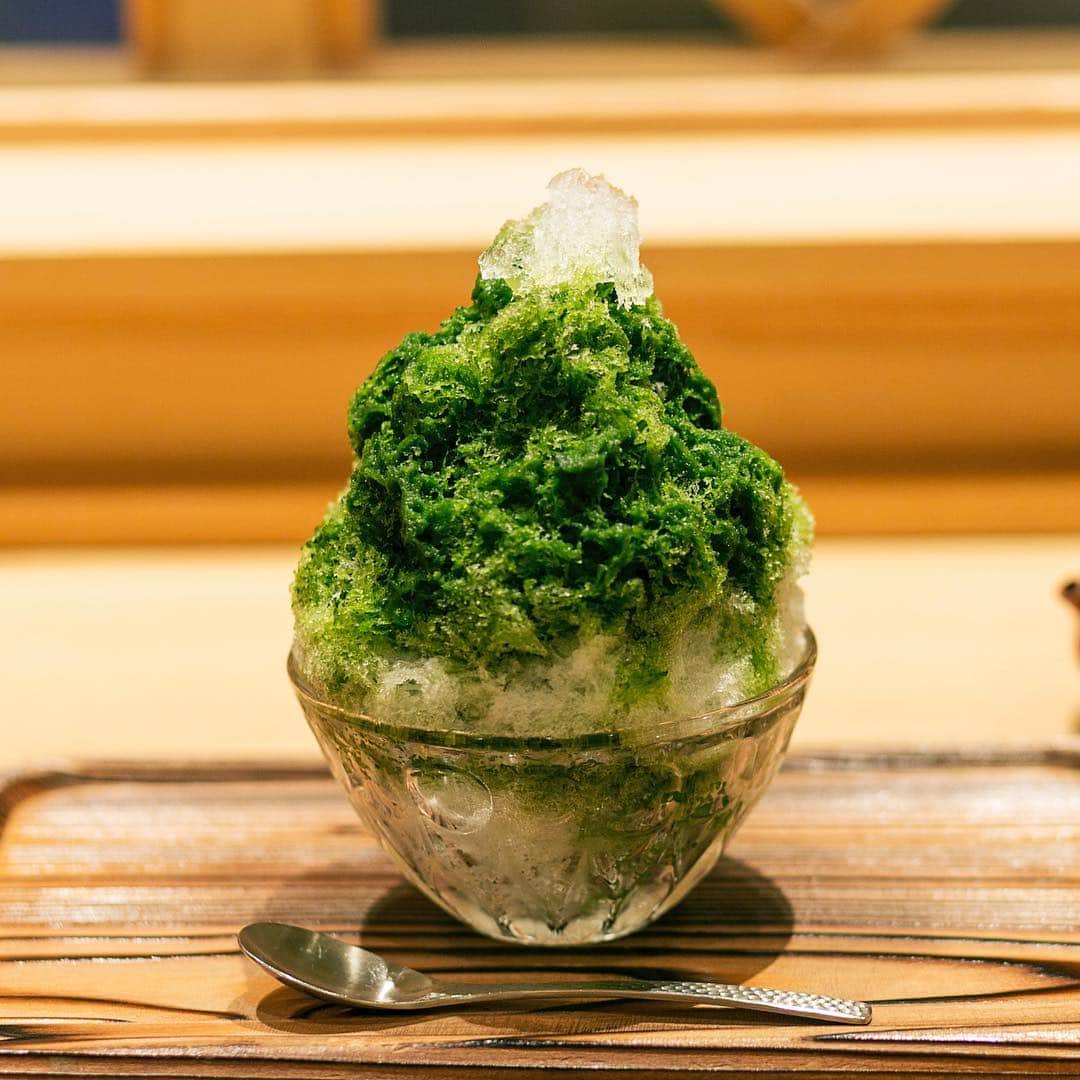 のインスタグラム：「宇治抹茶を贅沢に使った、老舗お茶屋ならではのかき氷🍧﻿ ﻿ 〈林家新兵衛〉の「宇治氷」は、お茶席で使われる上質な宇治抹茶で作る蜜が決め手。薄く削った氷の中には、抹茶アイスとつぶ餡が！﻿ ﻿ 【Hanako_大銀座特集発売!!】﻿ #Hanako #Hanako_magazine #Hanako30th #日比谷 #日比谷カフェ #かき氷 #抹茶アイス #銀座  #銀座カフェ #お茶好き#日本茶カフェ #ほうじ茶 #抹茶#cafestagram #japanesegreentea #greentea#japanesetea #instacafe #タピオカ #タピ活 #アイス好き #ティースタンド #カフェ好き #東京カフェ #カフェ #カフェ巡り#cafe #Photoby_YokoTajiri」