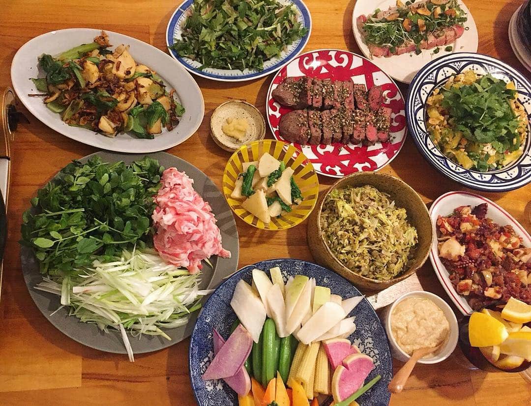 のインスタグラム：「昨夜は久しぶりのおもてなしご飯👩🏻‍🍳👨🏻‍🍳 クレソン鍋、 たけのこと青梗菜と芝海老の塩炒め、 パクチーと大葉とみょうがのデトックスサラダ、 牛肉のタリアータ、 マグロステーキ、 パイナップルとパクチーのサラダ、 たけのこと菜の花のナムル、 きのことキャベツのマリネ、 タコのサラダ、 春野菜を豆腐と味噌のディップで。 #トーキョー夫婦ご飯#トーキョー家族ご飯」
