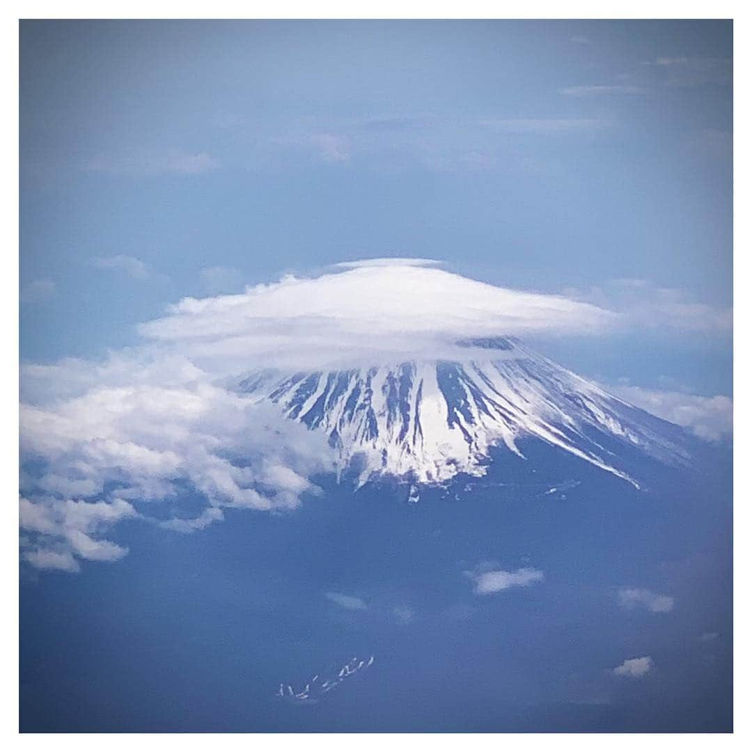 さだまさしさんのインスタグラム写真 - (さだまさしInstagram)「今日の富士山🗻 笠雲の富士山でした👀 . #富士山  #さだまさし  #sadamasashi」4月21日 14時37分 - sada_masashi