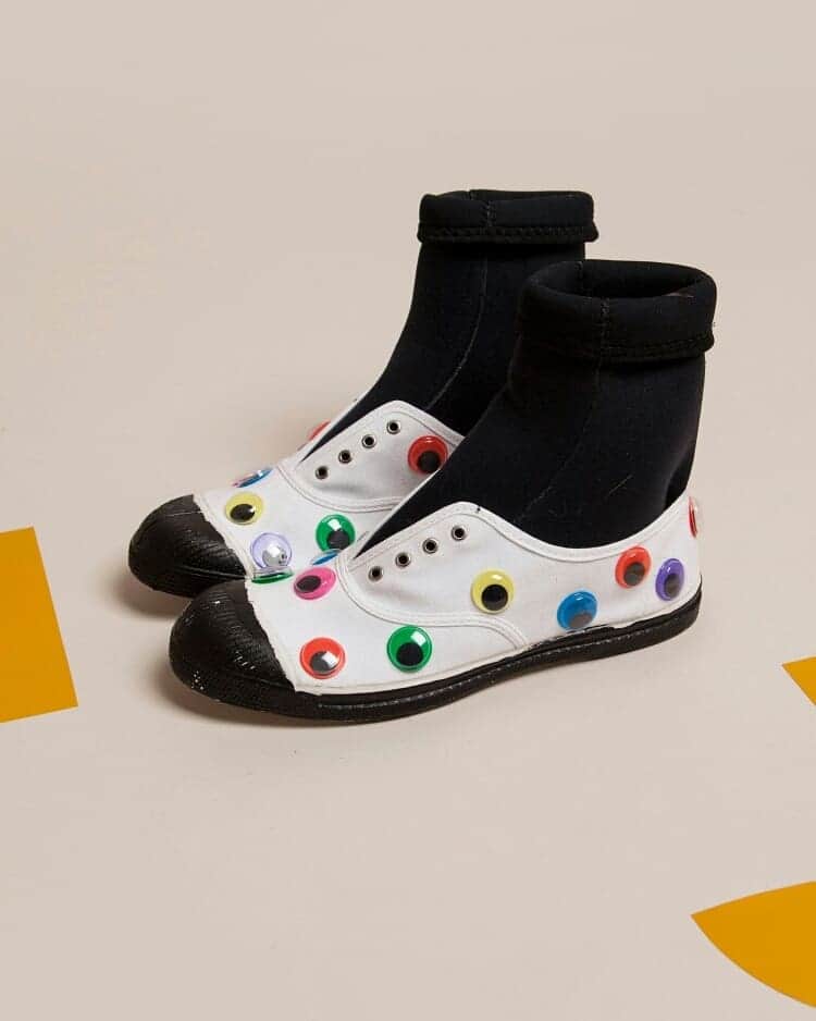 ベンシモンのインスタグラム：「- Watch where you dance - Bensimon by @mariahmorayawalker "J’ai une relation presque familiale avec la marque Bensimon. Nous avons grandi, évolué, voyagé ensemble et je me réjouis toujours de retrouver cette maison. J’ai aussi porté, vendu, photographié et maintenant je customise cette iconique tennis pour ses 40 ans ! Cela me donne envie de la fêter et de danser avec elle ! D'où son titre : "Watch where you dance"." 🇬🇧"I have an almost family relationship with the Bensimon brand. We have grown, evolved, traveled together and I am always looking forward to see the Bensimon team. I also wore, sold, photographed and now I customize this iconic tennis for its 40th anniversary ! It gets me in a celebrating and dancing mood with this title : "Watch where you dance"." #bensimon40 #bensimonanniversary」