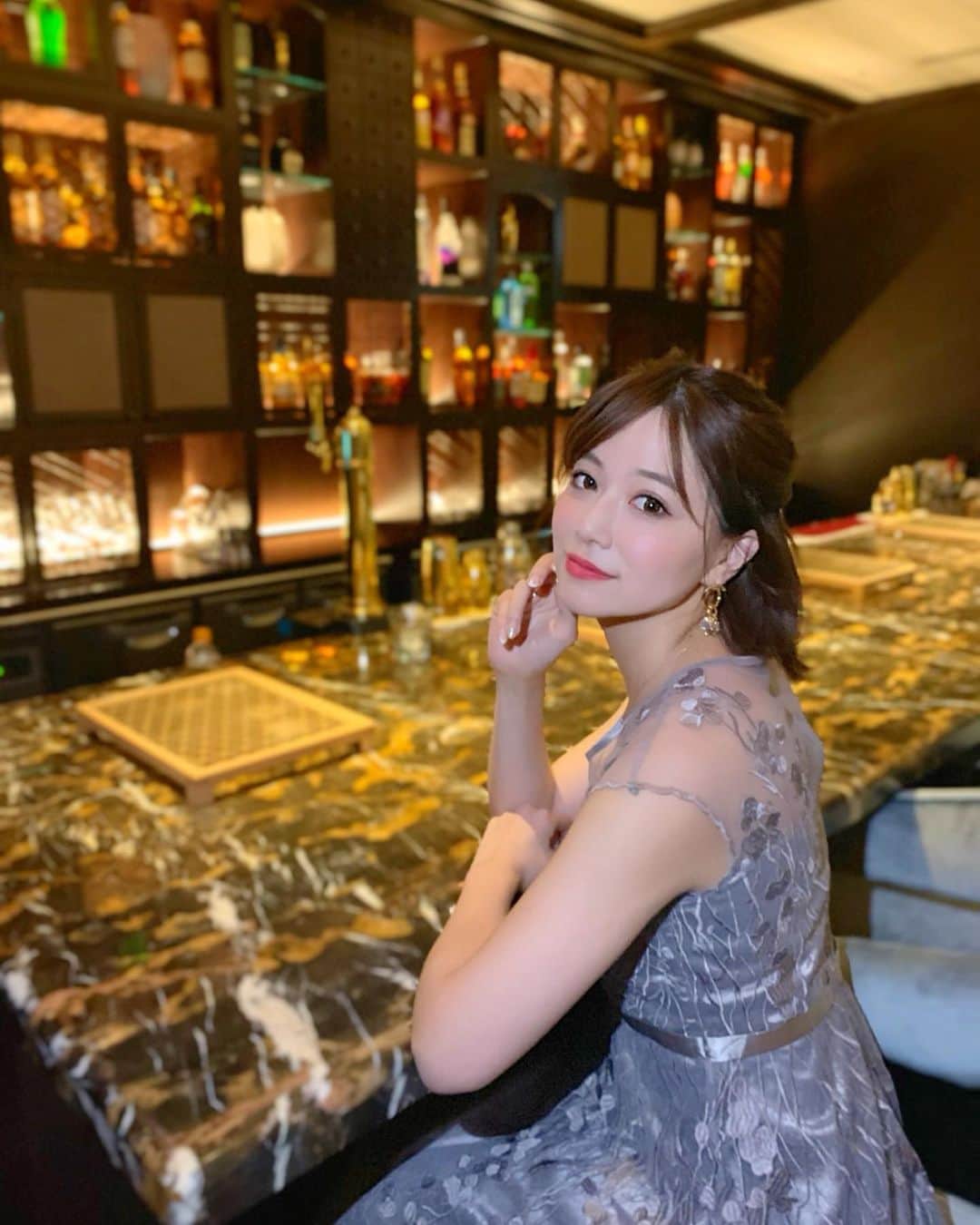 石井里奈さんのインスタグラム写真 - (石井里奈Instagram)「こんばんは😊❣️ . 今夜の写真は、東京カレンダーならぬ京都カレンダー風にキメてみました✌️✨キラーン . 今回の京都女子旅のホテルは、4月にオープンする京都悠洛ホテル Mギャラリーに宿泊しました✌️世界的にも有名な究極の女性向けラグジュアリーホテルのMギャラリーを初体験🥺✨女子には嬉しいサービスばかりで感動でした！ . 夜はホテルのバーの1867で大人女子会🍸ガールズトークたのしすぎた🤣💕 . ホテルの内装もすごく可愛くておしゃれだし、お部屋も綺麗で全室シモンズ製のベッド👀✨✨ . おかげでたくさん歩いた初日でしたが、ぐっすり眠れて癒されて今日も楽しく観光できました👌❤️三条駅から徒歩1分っていうのもうれしい🙋‍♀️❣️ . また女子旅来たらここ泊まりたいなぁ🥰 夜ご飯もホテルで食べたのでまた里奈ログするね✌️✨ . あぁ、明日からお仕事かぁ〜😂✨ 沢山遊んだ分、気持ちを切り替えて頑張っていこっと😆🍺💕 . #京都 #kyoto #京都旅行 #京都観光 #京都ホテル #女子旅 #京都女子旅 #bar #バー #三条 #kyotoyura #mgallery #Mギャラリー #アコー #pr #night #nightout #東京カレンダー #東カレ #デート #彼女とデートなうに使っていいよ #おしゃれ #luxury #インテリア #インスタ映え #discoverjapan」4月21日 20時10分 - ri7tin1025