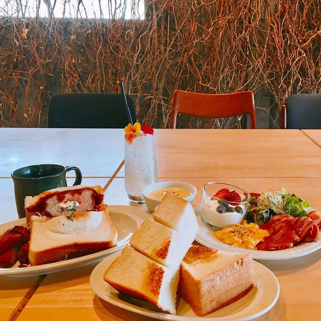 青山恵梨子さんのインスタグラム写真 - (青山恵梨子Instagram)「🍞 なえ東京に来るの巻 🍞 前日に見た食パン特集のせいで 食べたくて仕方なかったので モーニングしに行きました✨ #TokyoKenkyo  #モーニング  #食パン  #東京 #渋谷 #代官山 #神泉 #南平台」4月21日 20時14分 - eriko_aoyama