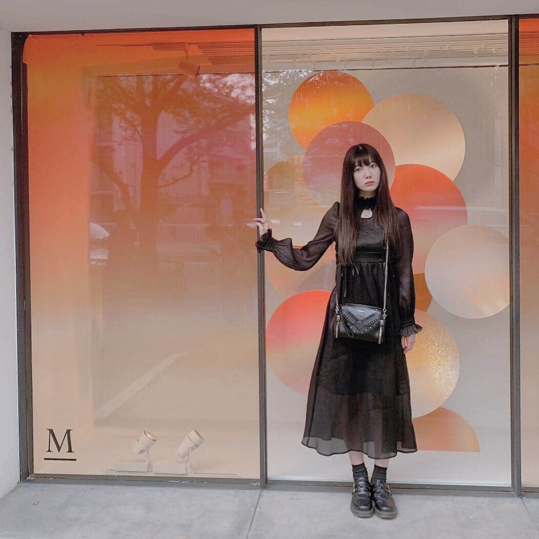 日下部美愛のインスタグラム：「🖤 これ着てたら事務所の先輩に「真っ黒だね〜」 って言われました 私服わりと黒多いから明るい色の服も買うように してるんだけどやっぱり黒好きすぎて多くなってしまう🤢 これは #EATME のワンピース！ 透け感が可愛い〜〜〜🌹 . . #photo #japan #model #me #code #fashion #makeup #followme #instagood #camera #instadaily #dailylook #ootd #한국 #맞팔 #사진 #데일리 #데일리룩 #인스타사진 #인스타그램 #일본인 #패션」