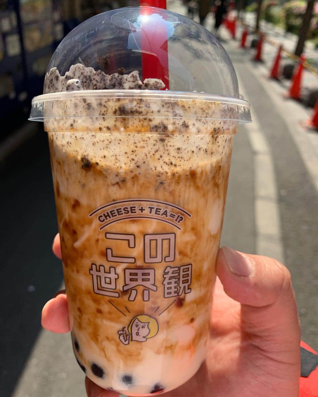 池田真一のインスタグラム：「道具屋筋の中にあるタピオカチーズティーのお店『この世界観』僕はミルクのやつ飲みました！ めちゃくちゃ美味い！ めちゃくちゃ濃ゆい！ めちゃくちゃ新感覚！ めちゃくちゃ是非！！」