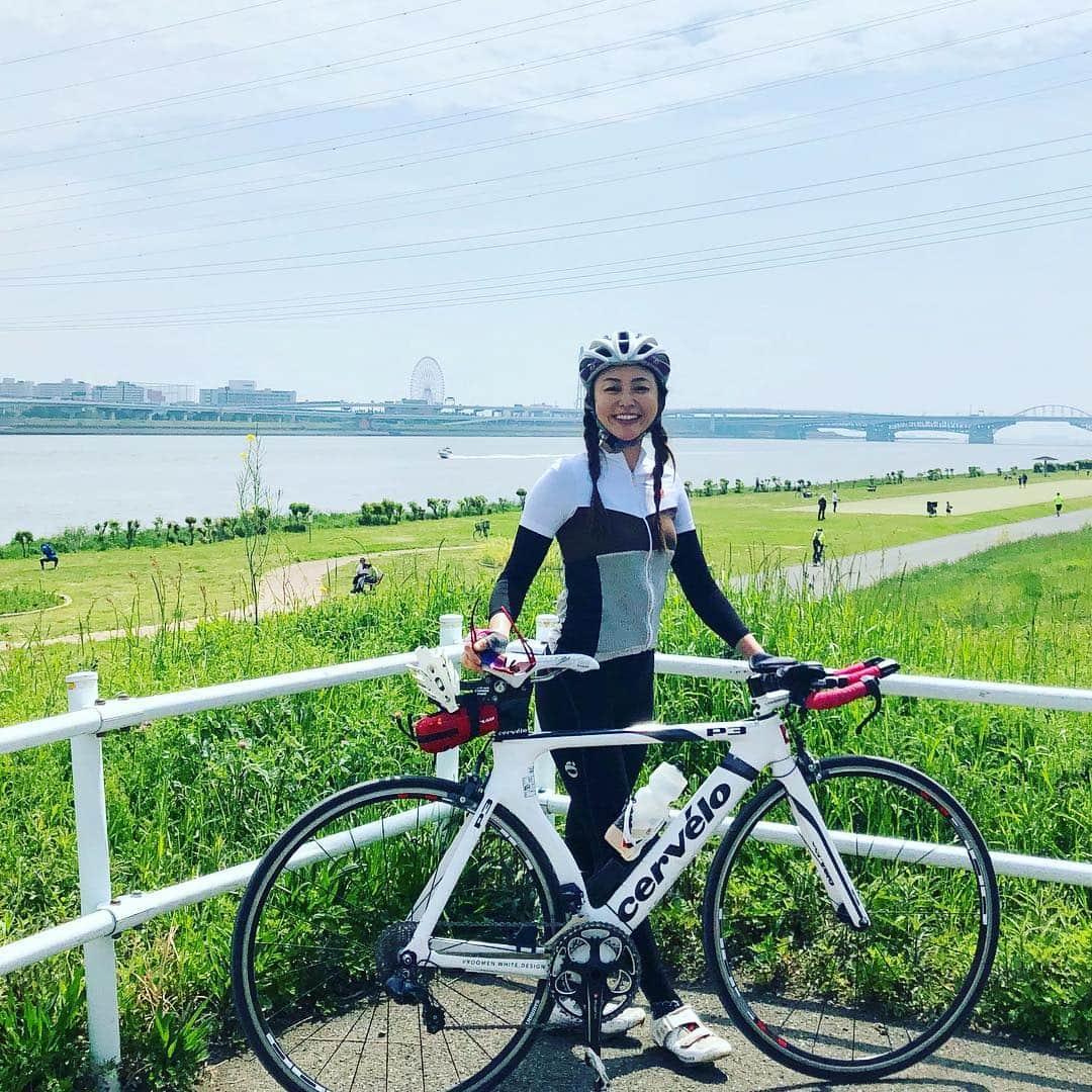 黒田愛美さんのインスタグラム写真 - (黒田愛美Instagram)「Nice weather nice ride 🚴‍♀️✨✨ 正にバイク日和な気持ちよすぎるライドでした❣️ 今日は60㎞があっという間だったな〜💕 気づいたらホノルルトライアスロンまであと3週間だ〜 にしてもスイム🏊‍♀️全くしてない😓 #バイクトレーニング #トライアスリート女医 #アスリート女医 #美容アンチエイジング専門医  #黒田愛美」4月21日 14時55分 - kurodaaimi