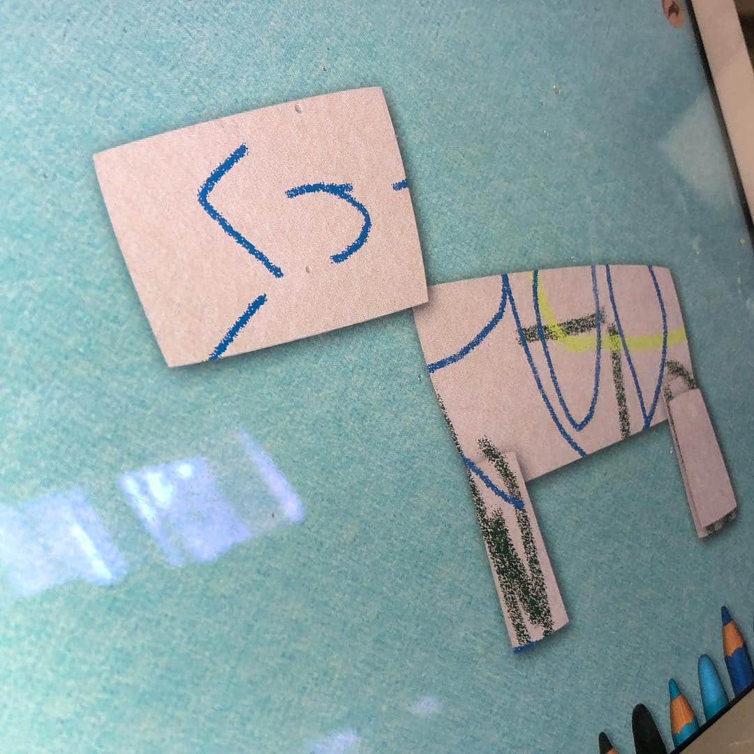 龍円愛梨さんのインスタグラム写真 - (龍円愛梨Instagram)「ニコがiPadで描いてるものが、なんかステキ。アートに力入りてる保育所だからかなぁ。  ひらがな等の文字もよく書いてるけど、今日は「くつ」と顔に書いてました。」4月21日 15時01分 - airi_ryuen