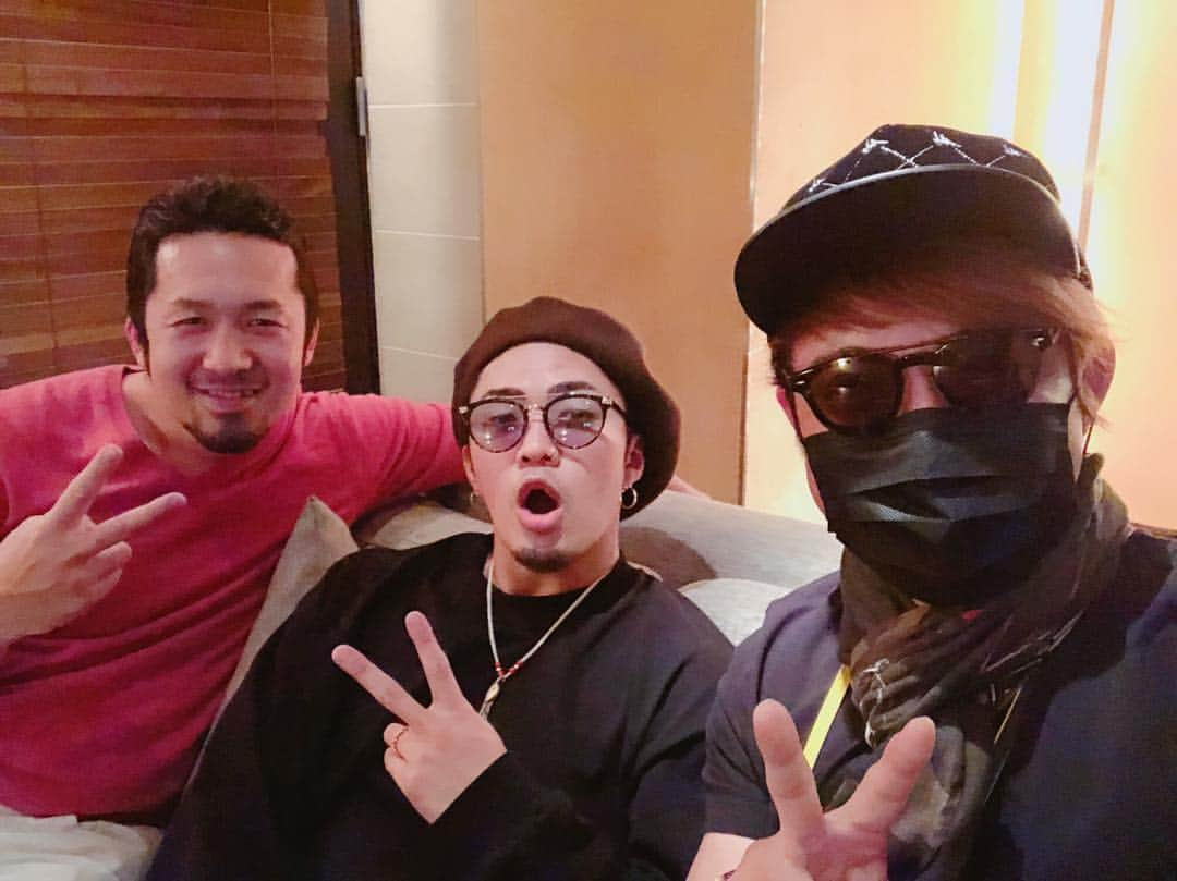 上原誠のインスタグラム：「🥩焼肉同盟🥩  ラファエルさん、数原さんと行って来ました😎  お肉 焼くのウマイ 数原さんと違って ラファさん焼くの下手なんですが喋りは相変わらずウマイですw  楽しかったぁ〜🍻 次の焼肉会 楽しみだ😋  #ラファエル さん #数原龍友 さん #generations  #上原誠 #焼肉同盟」