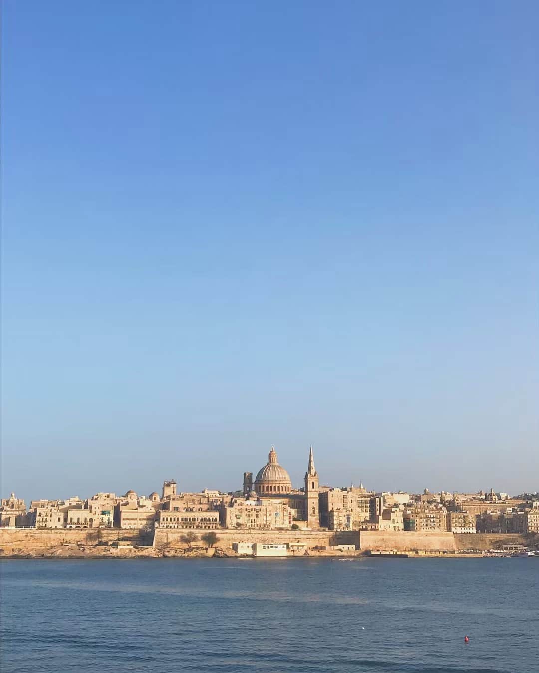 小林ようのインスタグラム：「一年前。そろそろ旅行の計画立てようかなぁ。 . #Malta #Mediterranean #vacationtime #scenery #bay #Valetta #🇲🇹 #bluebluecollection #地中海 #風景 #写真部 #小林寫眞室」