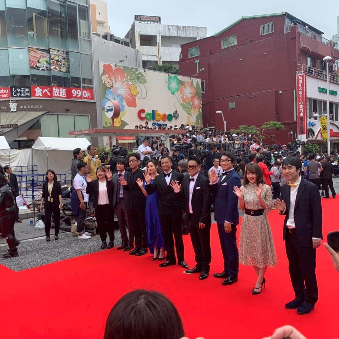 宮川大輔さんのインスタグラム写真 - (宮川大輔Instagram)「#沖縄国際映画祭 #レッドカーペット #ヤウンペを探せ！ #歩きました #来ていただいたたくさんの皆様本当にありがとうございました！ #たくさんの声援をありがとうございました！ #映画見てくださいね！ #また告知します！」4月21日 15時04分 - miyagawadai