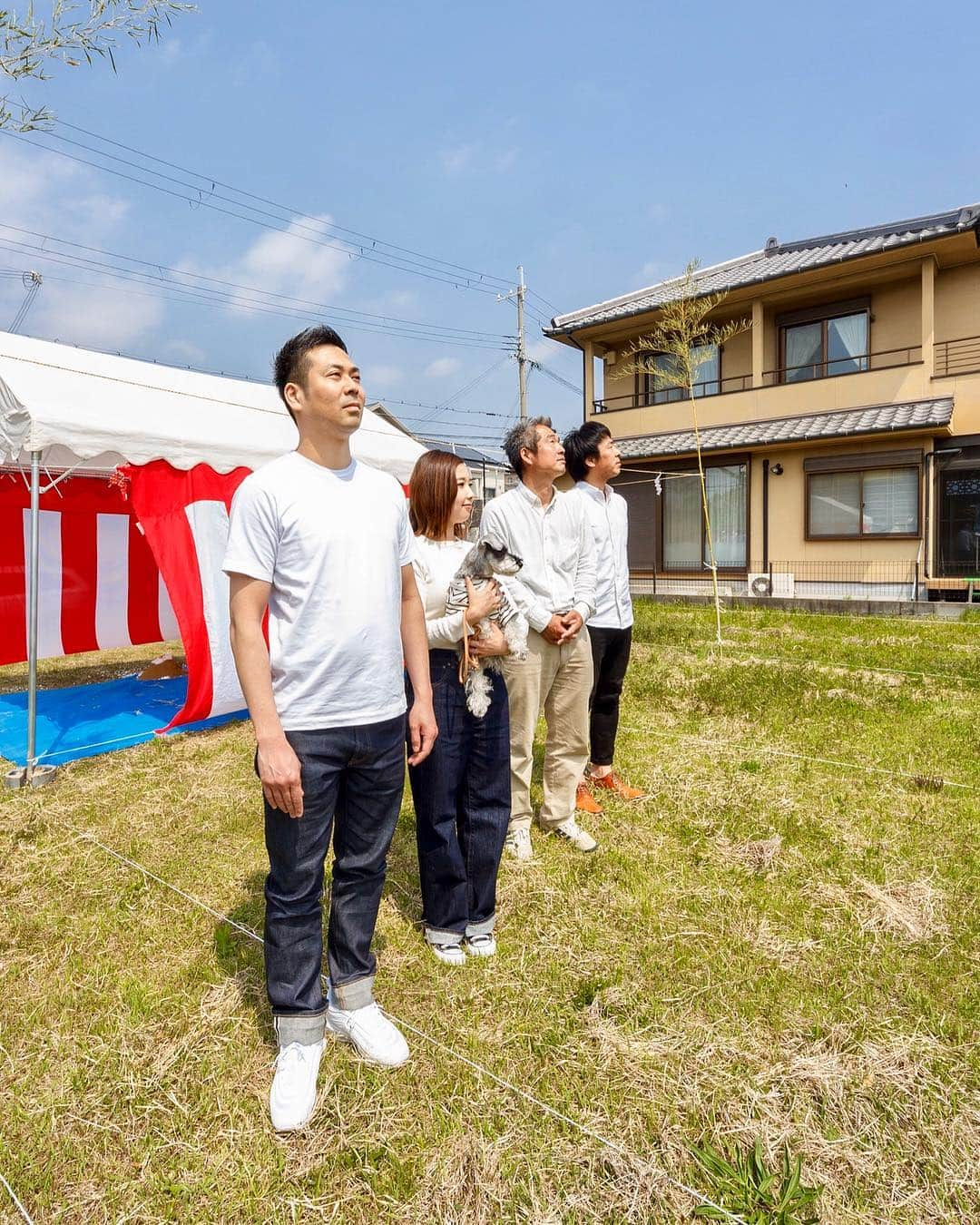 一級建築士事務所hausさんのインスタグラム写真 - (一級建築士事務所hausInstagram)「本日午前中は地鎮祭でした。 : 建主のK様、おめでとうございます㊗️ 最高の天気で良かったですね〜。 ありがとうございました😊 : 工事は明石市の(株)中村建設さんです。 引き続き、安全第一でよろしくお願いします〜🤲 : □haus-cros□ 兵庫県赤穂市 #haus_cros : #建築家 #建築 #建築家とつくる家 #家 #家づくり #住宅 #デザイン住宅 #新築 #新築一戸建て #設計 #設計事務所 #神戸 #地鎮祭 #マイホーム #注文住宅 #記念撮影 #神戸市 #須磨 #須磨区 #kobe #architect #architecture #design #house #home #construction #newbuild #memorial #一級建築士事務所haus」4月21日 15時05分 - hausuma