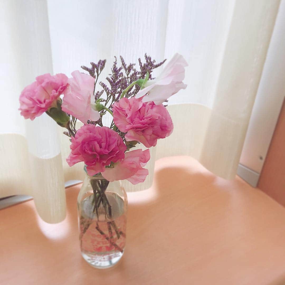 Bloomee LIFEさんのインスタグラム写真 - (Bloomee LIFEInstagram)「・⠀ 可愛いピンクのお花が渋谷区のお花屋さんから到着✨ ちなみに花瓶にしているのは People'sFruitsさんのジュースの空き瓶です😊 ・⠀ Special Thanks Photo by⠀ @hacolapin⠀ ・⠀ ジュースの空き瓶も、 可愛いデザインのものは ついついとっておきたくなっちゃいますよね🌸 そんな身近なところにあるアイテムも、 お花を飾るアイデアの種になったりします💐 ・⠀ 現在母の日に向けて、🇬🇧Cath Kidston🇬🇧と母の日キャンペーンを開催中💐 今登録するとCath Kidstonデザインの期間限定パッケージでBloomee LIFEのお花が届くかも？！ ・ また、豪華プレゼントが当たる投稿キャンペーンも実施中🎉 --- ありがとうの気持ちを、お花のお便りで。 --- Bloomee LIFEではお母さんへのありがとうの気持ちを「お花のお便り＝#ママラブレター 」でお届けします💌 素敵な#ママラブレター をご投稿してくださった方の中から抽選で 【合計100本のカーネーションブーケ🌹】をペア5組10名様にプレゼント🎁 ・ 詳しくは下記をチェック👌 ↓↓↓ 💓母の日を想う全ての人に感動を💓 5月12日は母の日。 Bloomee LIFEは、あなたの大切なお母さんへの想いを「お花のお便り」でお運びします💐 ・ ■プレゼント：投稿キャンペーンに参加した方の中から抽選で、ペア5組10名様に【合計100本のカーネーションブーケ🌹】をプレゼント！ ペアで貰えるからお母さんと2人でお花を楽しむことができます☺️ ■参加方法： ①@bloomeelife をフォロー ②赤いカーネーションの画像 または Cath Kidston母の日限定ボックスの画像を用意 ③#ママラブレター #bloomeelife を付けてテーマに沿ったエピソードを投稿 ■投稿テーマ：投稿テーマは期間によって異なります👌 第1弾：《4/12-4/22》普段伝えられないお母さんへの感謝の気持ち 第2弾：《4/23-5/2》お母さんの好きなところ 第3弾：《5/3-12》お母さんと一緒にしたいこと ・ 当選者の方にはbloomee LIFE 公式アカウントよりDMにてご連絡させていただきます💌 ・ ・ #bloomeelife#ブルーミーライフ#キャスキッドソン#母の日#母の日プレゼント#カーネーション#母の日ギフト#花のある生活#花好きな人と繋がりたい#おうち時間#花部#花写真#花のあるくらし#花のある暮らし#花が好き#花を飾る#暮らし#暮らしを楽しむ#日々の暮らし#お花のある暮らし#空き瓶#再利用#ガラス瓶#まったり#落ち着く#シンプルライフ#ナチュラル#ミニマリスト#すっきり暮らす」4月21日 15時16分 - bloomee
