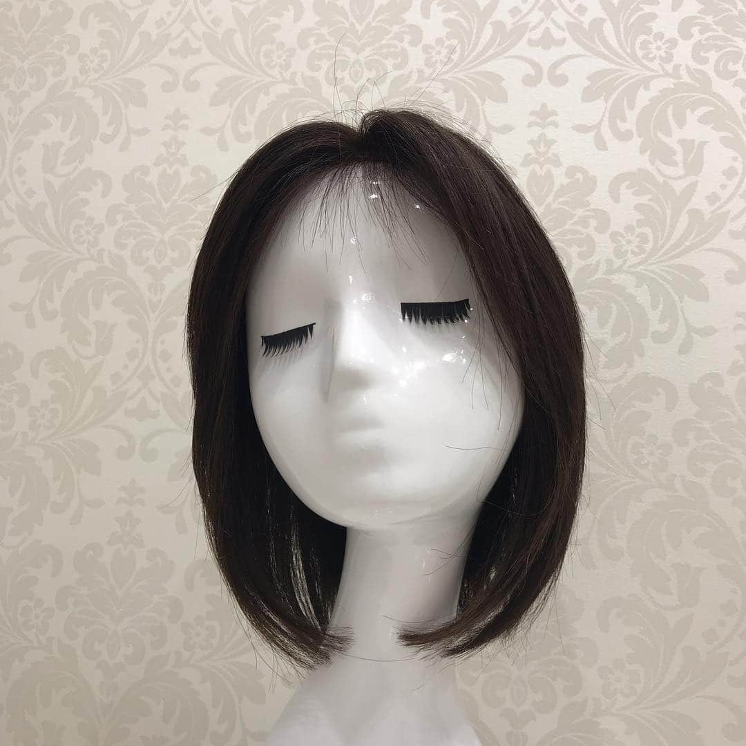 AQUADOLL アクアドールウィッグさんのインスタグラム写真 - (AQUADOLL アクアドールウィッグInstagram)「こんにちは😃アクアドール名古屋サロンの野村です。 今日の名古屋の新作は軽めのボブです❗️ 前髪はおでこにかかるのが嫌な人でも大丈夫な様にセンター分けにしてうぶ毛を作ってみました‼️ 人毛MIX00B CBKMショコラブラック Mサイズ ¥59,184-(税込)です❗️ 気になった方は名古屋サロンへお越し下さい。お待ちしてます💕  #アクアドール #ウィッグ #医療用ウィッグ #医療用かつら #aquadoll #wig #hair  #抗がん剤 #脱毛症 #副作用 #抜毛 #薄毛 #フルウィッグ#円形脱毛症#名古屋#名駅#愛知県#女装#白髪#おしゃれ#ボブ#ボブヘアー#おかっぱ」4月21日 15時18分 - aquadollwig