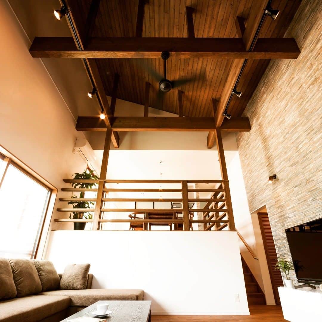 納得住宅工房さんのインスタグラム写真 - (納得住宅工房Instagram)「こちらは木の温もりを感じる贅沢な平屋。 . 無垢のフローリング、漆喰、タイル、檜の柱が織りなす寛ぎの空間。 天井は一番高いところで６Mほど！ . 大容量収納スペースの上に、ステップフロアのダイニングキッチンが配されています。 . . 大きく深呼吸をして、ゆったりと過ごしたくなる空間です。 . . . #納得住宅工房 #デザイン住宅 #自由設計 #自然素材の家 #漆喰 #勾配天井 #高い天井 #木の天井 #檜の柱 #ステップフロア #平屋 #平屋の家 #空間デザイン #木のぬくもり お家づくり #アイディア」4月21日 15時23分 - nattoku_jutaku