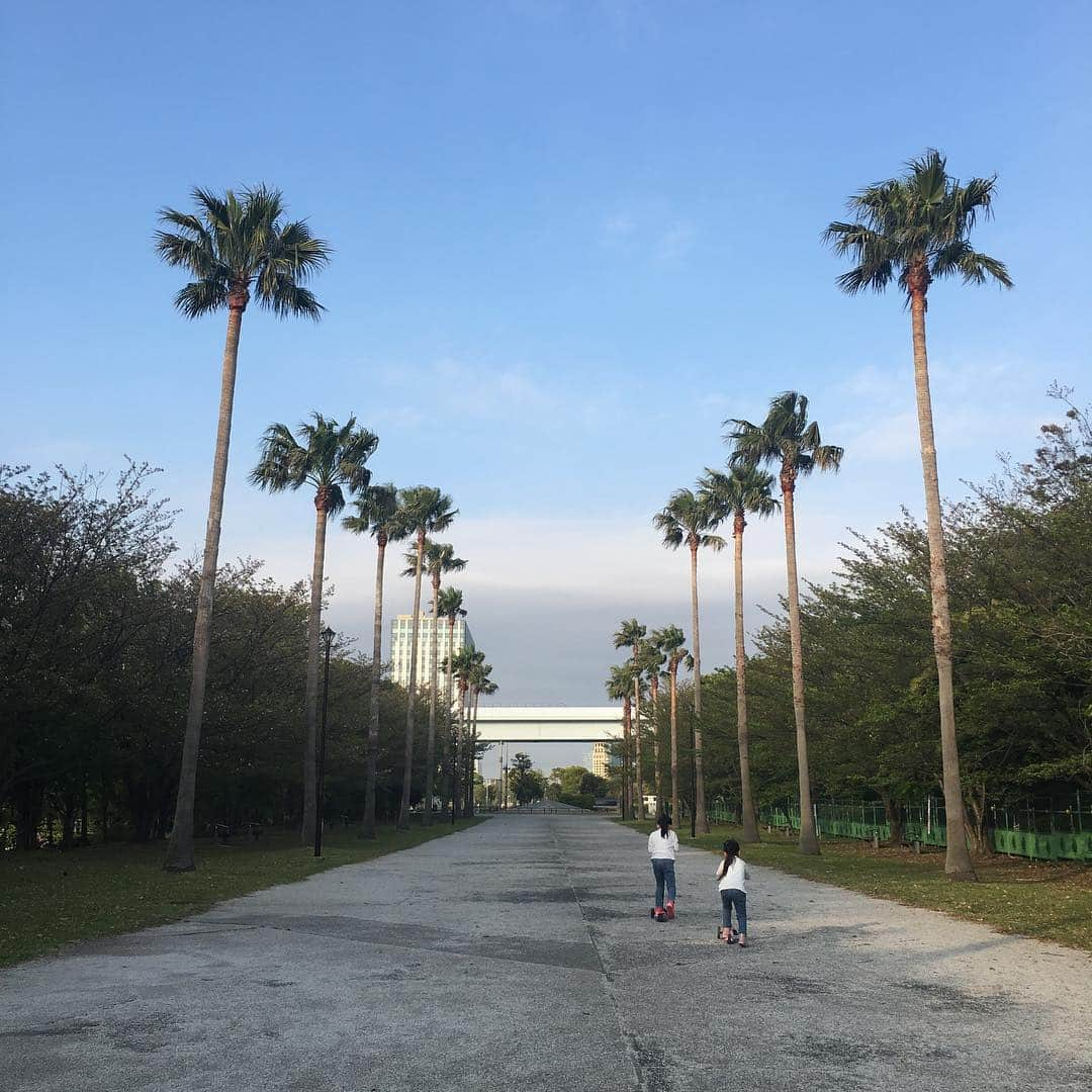 矢沢心さんのインスタグラム写真 - (矢沢心Instagram)「気持ちよいお天気で公園日和♡ 写真は昨日。 テントがあると娘たちは大興奮💗 なにもなくてもごっこ遊び😚 テントがあると便利♡♡ 赤ちゃんがいるとなおさらだね  気持ちがよくて歩いて休憩もできる 遊具がなくてもみんなと会話ができて遊べる♡ なんて気持ちいい1日だろう  @masato.official  #週末は公園でテント #4月に水遊び #心ベビー #寝落ちで翌日更新 #M撮り」4月21日 15時31分 - yazawashin.official