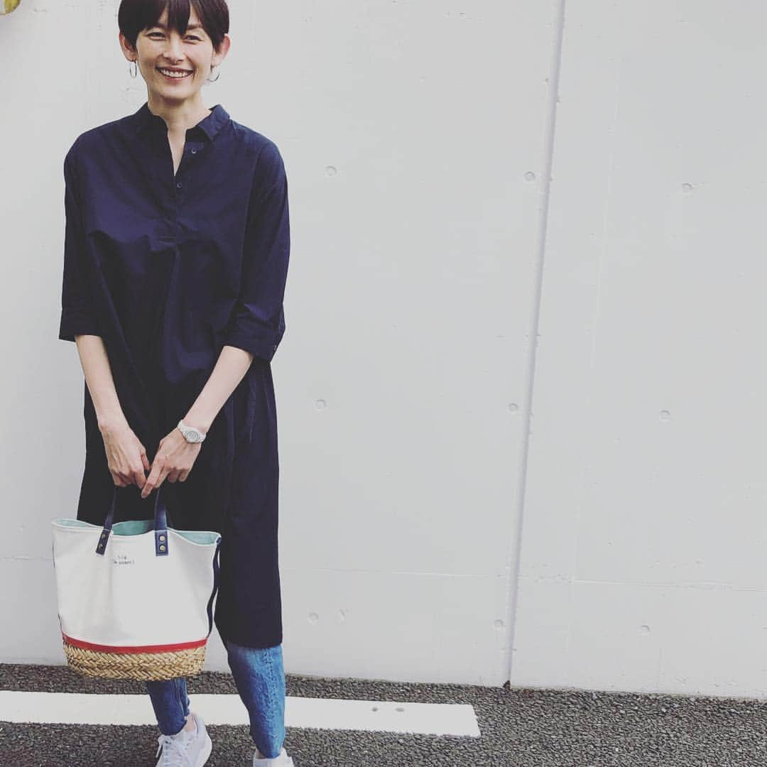 石川亜沙美さんのインスタグラム写真 - (石川亜沙美Instagram)「お気に入りの ネイビーの ユニクロワンピースを @uniqlo  サラリと着て テクテクお散歩🚶‍♀️🙌 お出かけ中 ・ 足元は もちろん スニーカー👟 ・ 日光が☀️気持ち良いな💓 ・ ・ #ユニクロ #ネイビー大好き #スニーカー大好き #アディダスファルコン @adidasoriginals  #👟 #皆さま #ステキな週末を #☺️」4月21日 15時46分 - asamiishikawa1016