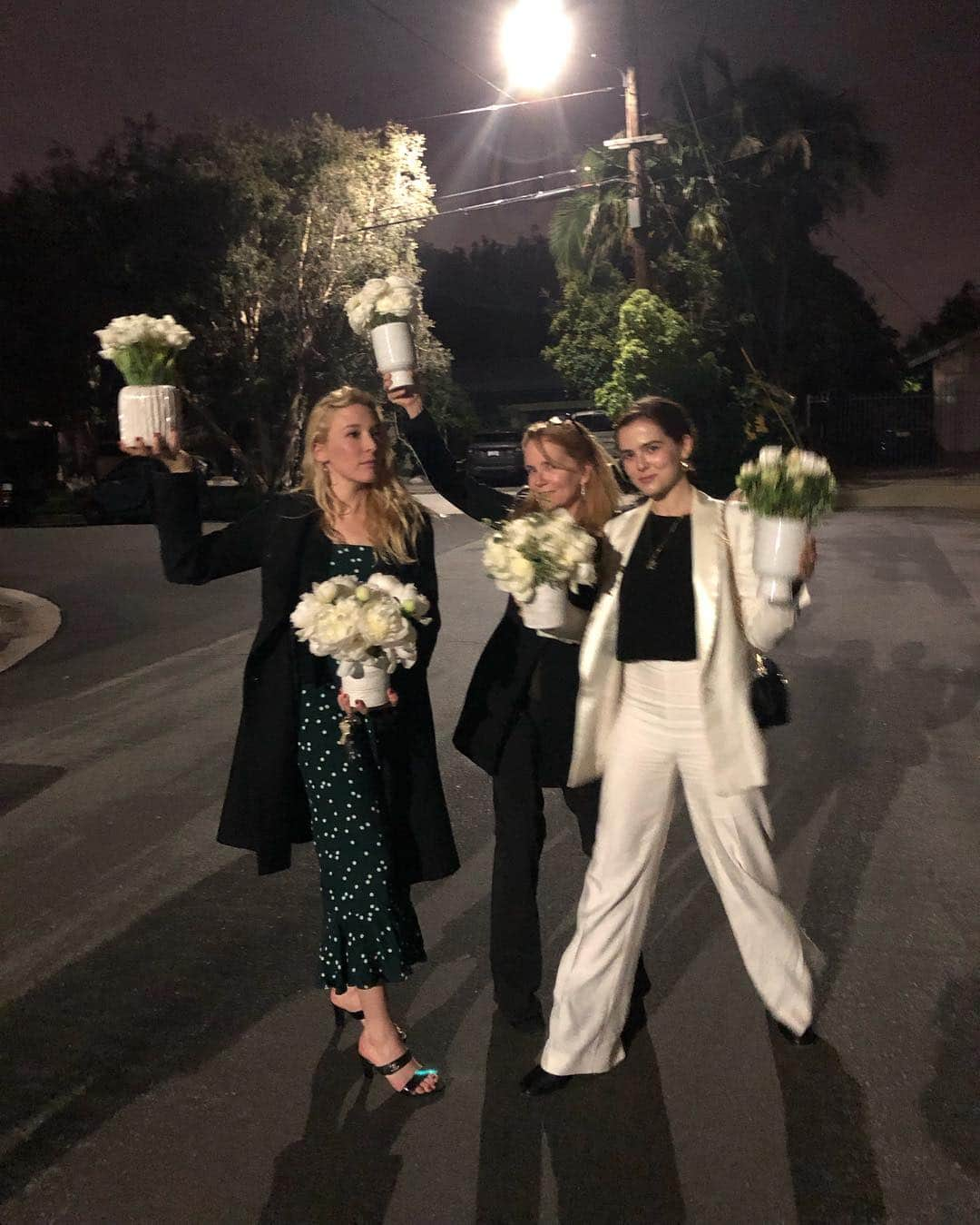 リー・トンプソンさんのインスタグラム写真 - (リー・トンプソンInstagram)「Centerpieces. #passover #flower #mygirlz @maddiedeutch @zoeydeutch」4月21日 15時43分 - lea_thompson