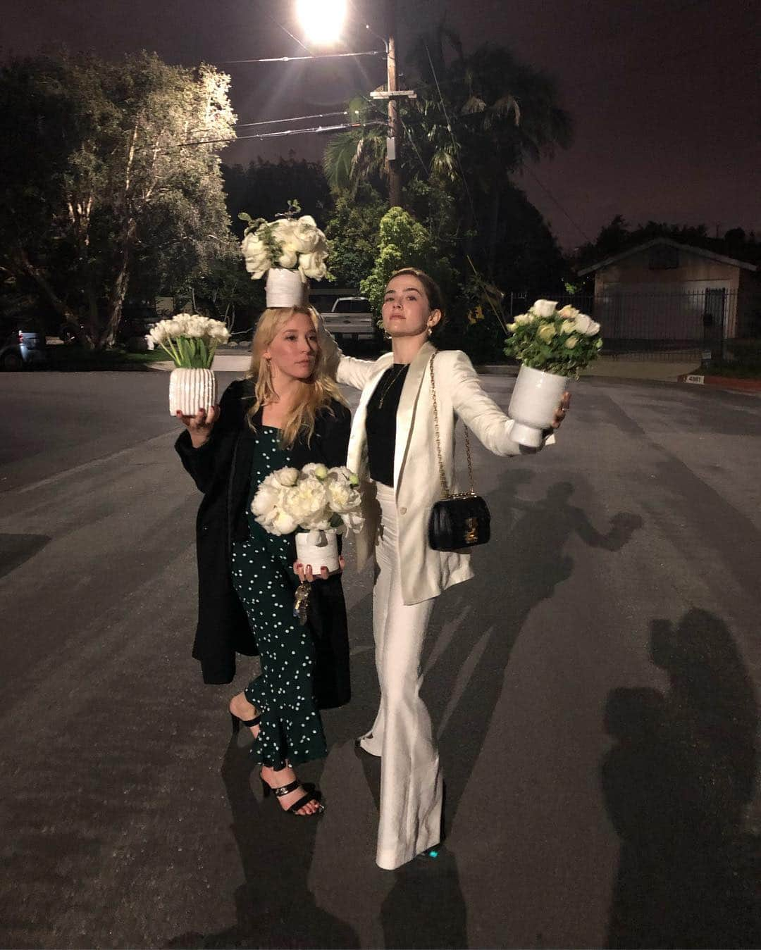 リー・トンプソンさんのインスタグラム写真 - (リー・トンプソンInstagram)「Centerpieces. #passover #flower #mygirlz @maddiedeutch @zoeydeutch」4月21日 15時43分 - lea_thompson