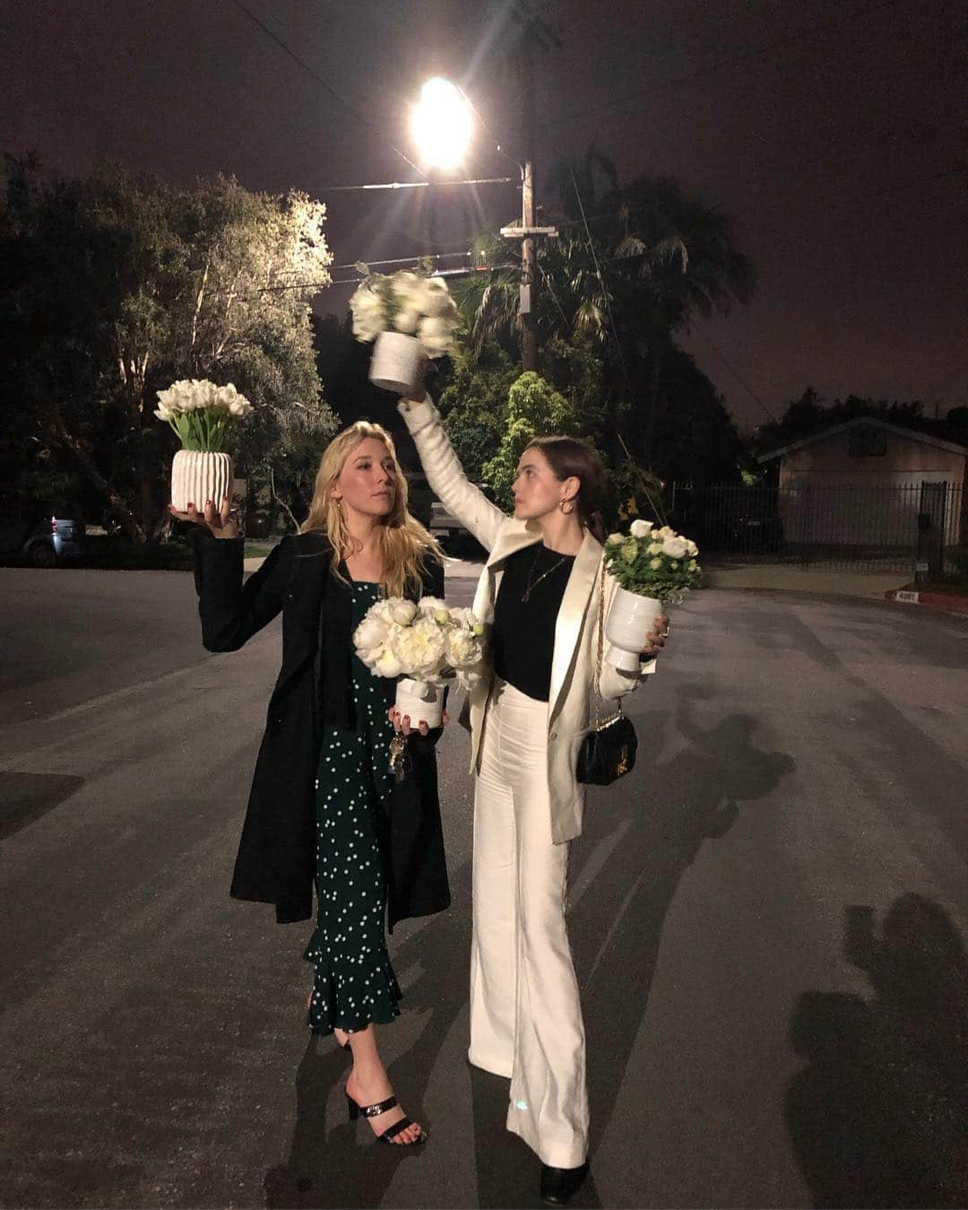 リー・トンプソンさんのインスタグラム写真 - (リー・トンプソンInstagram)「Centerpieces. #passover #flower #mygirlz @maddiedeutch @zoeydeutch」4月21日 15時43分 - lea_thompson