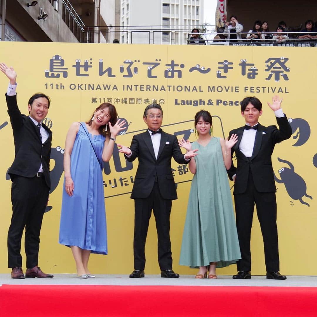 河島あみるさんのインスタグラム写真 - (河島あみるInstagram)「#沖縄国際映画祭 映画#時代おくれ チームで 人生初のレッドカーペット 歩いてきましたー♫ セリフ。。。二言ですが💧 演技というより、ピアノ弾いてるだけですが。 大丈夫！バレへんバレへん😝 楽しんできました 大継くん 貴重な経験をありがとう！ @jidaiokure_movie_awaji  #映画 #うみぞら映画祭 で公開されます」4月21日 15時48分 - amiru_kawashima