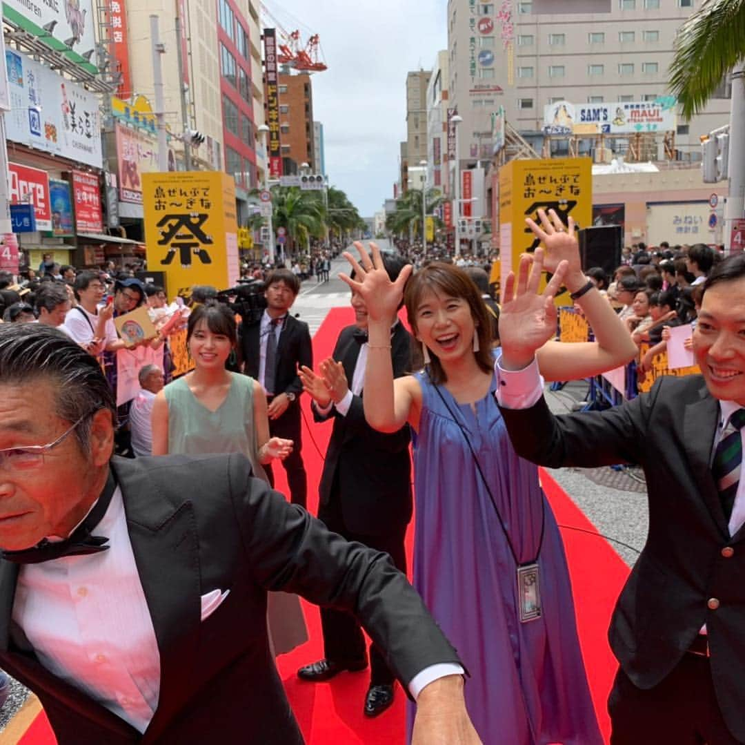 河島あみるさんのインスタグラム写真 - (河島あみるInstagram)「#沖縄国際映画祭 映画#時代おくれ チームで 人生初のレッドカーペット 歩いてきましたー♫ セリフ。。。二言ですが💧 演技というより、ピアノ弾いてるだけですが。 大丈夫！バレへんバレへん😝 楽しんできました 大継くん 貴重な経験をありがとう！ @jidaiokure_movie_awaji  #映画 #うみぞら映画祭 で公開されます」4月21日 15時48分 - amiru_kawashima