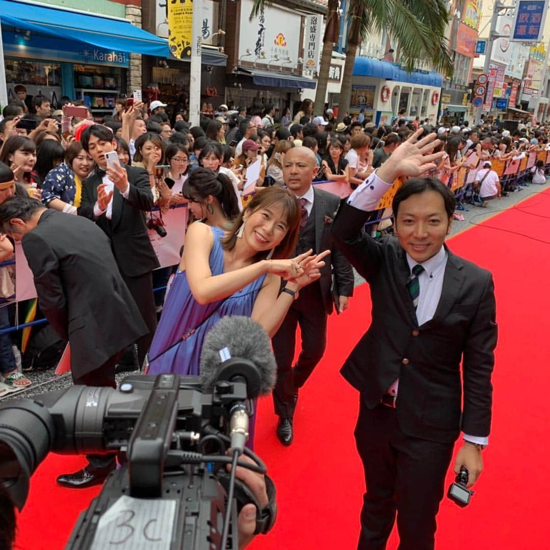 河島あみるさんのインスタグラム写真 - (河島あみるInstagram)「#沖縄国際映画祭 映画#時代おくれ チームで 人生初のレッドカーペット 歩いてきましたー♫ セリフ。。。二言ですが💧 演技というより、ピアノ弾いてるだけですが。 大丈夫！バレへんバレへん😝 楽しんできました 大継くん 貴重な経験をありがとう！ @jidaiokure_movie_awaji  #映画 #うみぞら映画祭 で公開されます」4月21日 15時48分 - amiru_kawashima