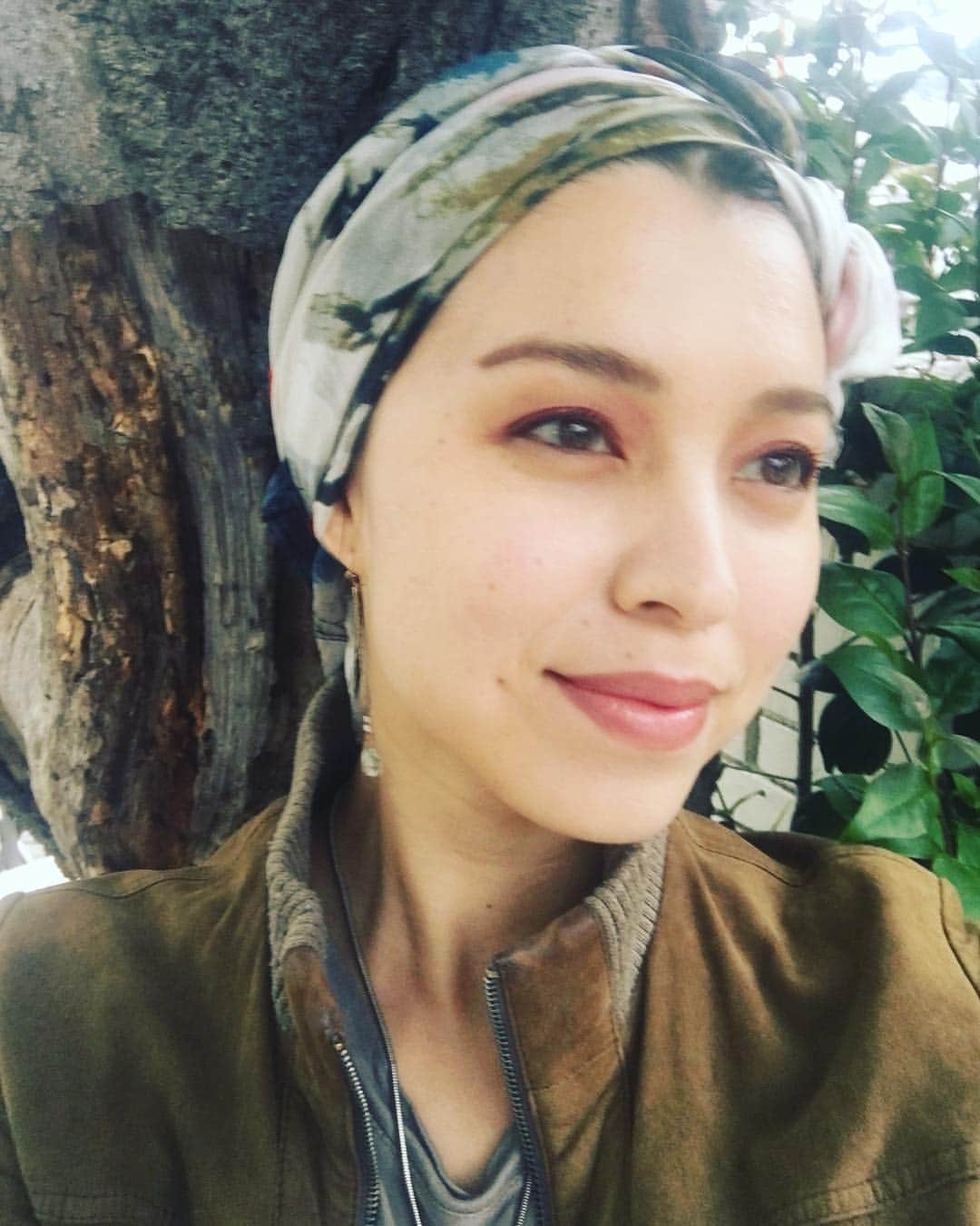 SHANTIさんのインスタグラム写真 - (SHANTIInstagram)「Spring has got me excited about all the things I have lined up coming my way and your way! I am spending quiet days starting off every day with 30min of serene meditation. It boosts my energy, my immune system and my focus over all joy and well being. Songwriting has come back to me thanks to my musician friend blessing my home with her artistic vibe. Paintings are in preparation for the May 16th Art and Music night at Costarte Hayama. Sending everyone much Positivity and a Love filled Spring!! #positivevibes」4月21日 15時50分 - shantimusic