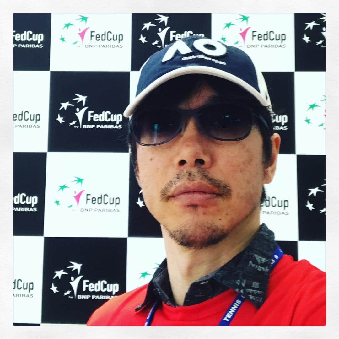 北山陽一のインスタグラム：「奇跡的にタイミングが合ったので、穂積選手の応援に行ってきました。素敵でした。もっとお客さん来ると良いのになーと思いつつ、きているお客さんのアツさに嬉しくなったり、盛り上がったりしました。昨日は画面越しだったけど。日本勝ってよかった！皆さん素晴らしかった！ナイスファイト！ #fedcup #japan #tennis #gojapan #erihozumi」