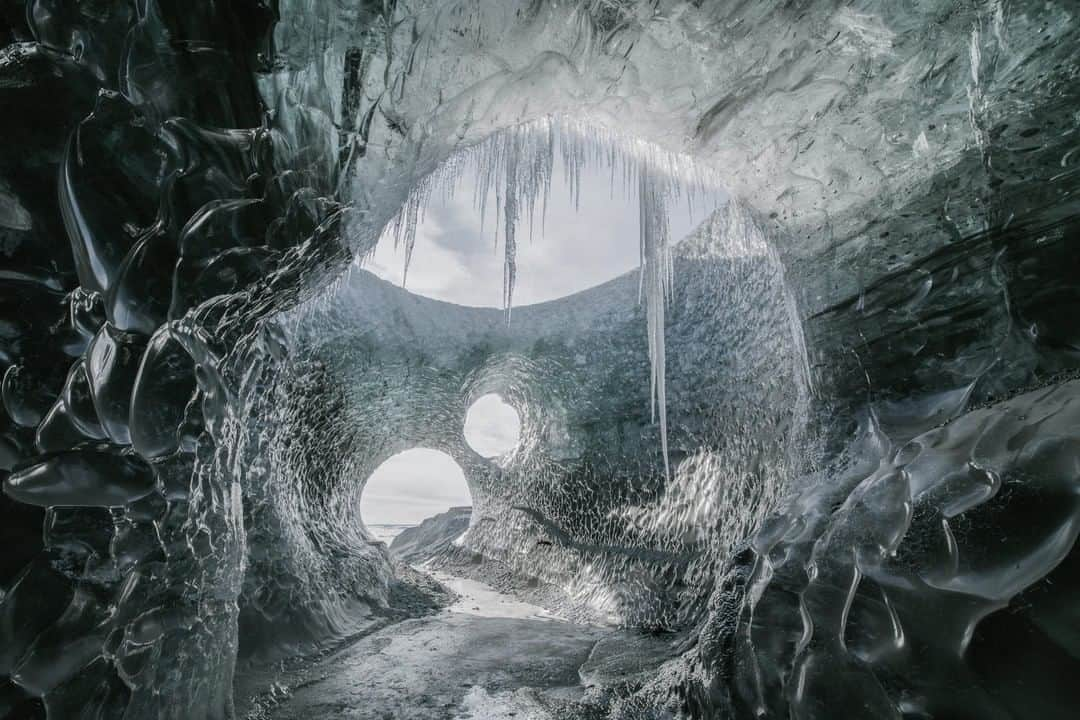 National Geographic Travelさんのインスタグラム写真 - (National Geographic TravelInstagram)「Photo by @kiliiiyuyan | This frozen wonderland is an ice cave which recedes hundreds of meters into the Breidamerkurjokull glacier in Iceland. Caves like this are the runoff route for meltwater further up the glacier. Follow me, @kiliiiyuyan, for more from the Arctic and beyond. #glacier #icecave #iceland」4月21日 16時03分 - natgeotravel