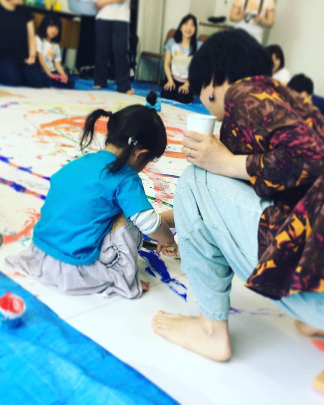 野村佑香さんのインスタグラム写真 - (野村佑香Instagram)「Happy easter🥚🐰💗 「イースターって、ところでなぁに？」と親が聞きながらの、友達が企画してくれたeaster egg huntに参加✨  子供達は本当に楽しそうに卵を探して駆け回ってました😊  その前は、親子でアートセラピーに参加✨  絵の具とそこにある道具や手を使って、おっきな白い画用紙に自己紹介をするという企画🎨  パープルちゃんは、大好きな青と紫をブラシを使ってぬりぬり‼️ おうちじゃできない規模のお絵かきに母も夢中になりました💗  #easter#egghunt#arttherapie #イースター#初参加」4月21日 15時59分 - nomuyuu