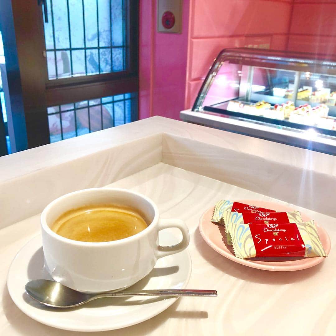 神宮 若奈さんのインスタグラム写真 - (神宮 若奈Instagram)「❤️KitKatchocolatory❤️ #Rubylicious . . . 銀座のキットカットショコラトリーに 行ってきたよー☕️💗 . 観光客の方にも人気で土日は すっごい混んでいたんだけど たまたま運良く座れたの🙏🏻 . . 可愛いケーキとここでしか売ってない キットカットも沢山あったので お土産に良さそうでした🌟 . ケーキ食べたかったなぁ🥺💗 目標達成したらご褒美で食べよーっと✨ . . カフェインレスコーヒーもあったり ソファ席があったり家族とかお子様と 一緒にも来れそう💗💗💗 . . #kitkat #ginza #kitkatchocolatory #cafe #coffee #cake #japan #nestle #銀座 #キットカット #キットカットファクトリー #カフェインレス #限定キットカット #お土産 #ダイエット #ボディメイク #diet #outfit #fitness #wakanabody #wakanastyle #不二子ちゃんボディ」4月21日 15時59分 - jinguwakana