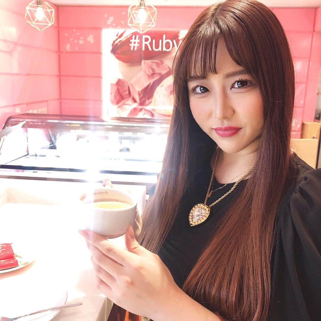 神宮 若奈さんのインスタグラム写真 - (神宮 若奈Instagram)「❤️KitKatchocolatory❤️ #Rubylicious . . . 銀座のキットカットショコラトリーに 行ってきたよー☕️💗 . 観光客の方にも人気で土日は すっごい混んでいたんだけど たまたま運良く座れたの🙏🏻 . . 可愛いケーキとここでしか売ってない キットカットも沢山あったので お土産に良さそうでした🌟 . ケーキ食べたかったなぁ🥺💗 目標達成したらご褒美で食べよーっと✨ . . カフェインレスコーヒーもあったり ソファ席があったり家族とかお子様と 一緒にも来れそう💗💗💗 . . #kitkat #ginza #kitkatchocolatory #cafe #coffee #cake #japan #nestle #銀座 #キットカット #キットカットファクトリー #カフェインレス #限定キットカット #お土産 #ダイエット #ボディメイク #diet #outfit #fitness #wakanabody #wakanastyle #不二子ちゃんボディ」4月21日 15時59分 - jinguwakana