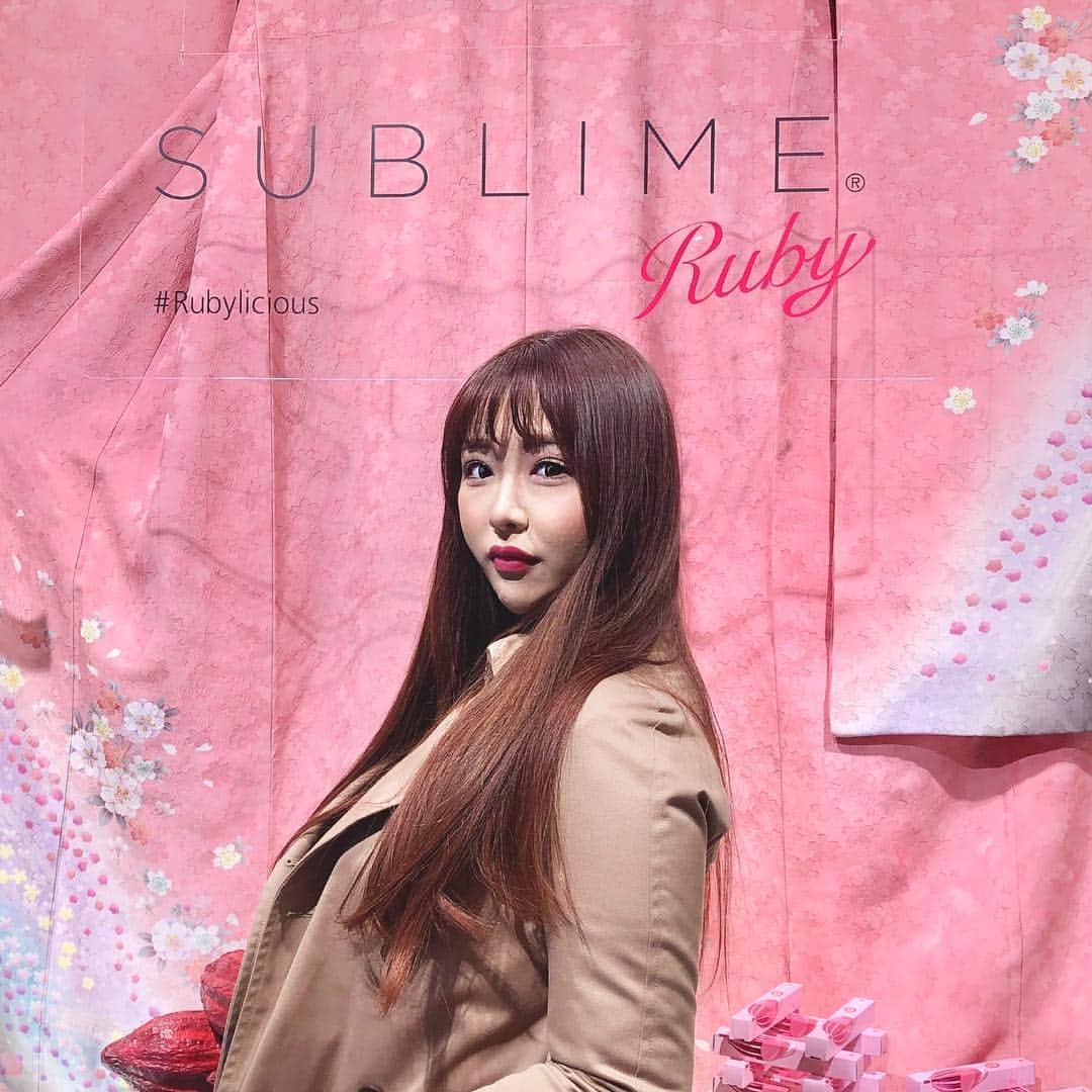 神宮 若奈さんのインスタグラム写真 - (神宮 若奈Instagram)「❤️KitKatchocolatory❤️ #Rubylicious . . . 銀座のキットカットショコラトリーに 行ってきたよー☕️💗 . 観光客の方にも人気で土日は すっごい混んでいたんだけど たまたま運良く座れたの🙏🏻 . . 可愛いケーキとここでしか売ってない キットカットも沢山あったので お土産に良さそうでした🌟 . ケーキ食べたかったなぁ🥺💗 目標達成したらご褒美で食べよーっと✨ . . カフェインレスコーヒーもあったり ソファ席があったり家族とかお子様と 一緒にも来れそう💗💗💗 . . #kitkat #ginza #kitkatchocolatory #cafe #coffee #cake #japan #nestle #銀座 #キットカット #キットカットファクトリー #カフェインレス #限定キットカット #お土産 #ダイエット #ボディメイク #diet #outfit #fitness #wakanabody #wakanastyle #不二子ちゃんボディ」4月21日 15時59分 - jinguwakana