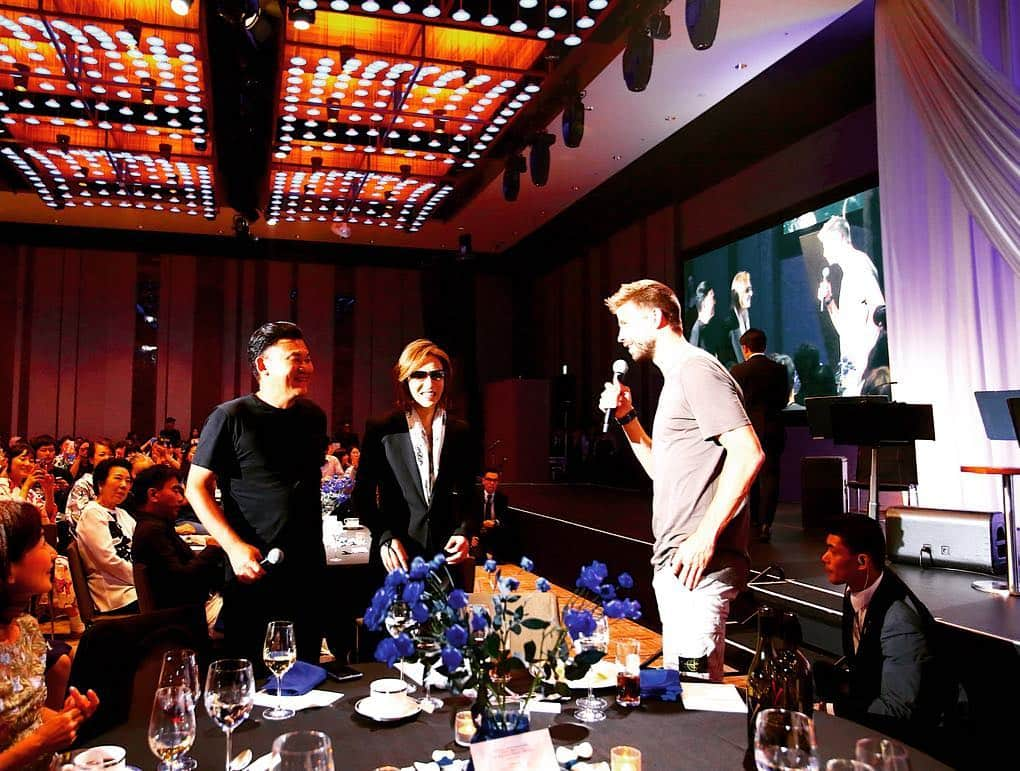 YOSHIKIさんのインスタグラム写真 - (YOSHIKIInstagram)「Guests from my last year’s show. 去年のディナーショーのゲスト！ @3gerardpique @blbonds25 @hiroshi.mikitani #横綱 #白鵬 関 Thanx everyone! #EveningWithYoshiki 2019 in #Tokyo 開催決定！ Confirmed!  史上初の12公演！新曲披露を予定！ https://yoshiki-mobile.jp/archives/5097 #gerardpique #fcbarcelona  #ピケ #fcバルセロナ #barrybonds #バリーボンズ  And the message from #hakuho #sumo champion」4月21日 15時59分 - yoshikiofficial