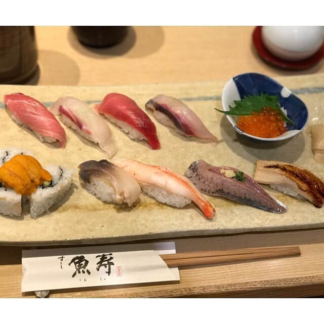 日高薫のインスタグラム：「家族でお寿司ランチ🍣😍 #娘ちゃん #はじめての #お寿司屋さん #2歳5ヶ月 #女の子ママ #instagood」