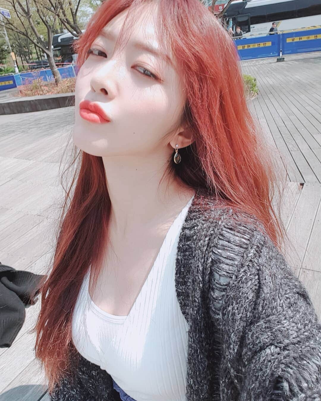 チャンミさんのインスタグラム写真 - (チャンミInstagram)「. 🌞날씨 좋은편🌞 🔥머리 빨간편🔥 😆기분 좋은편😆」4月21日 16時08分 - dohwa_blossom_