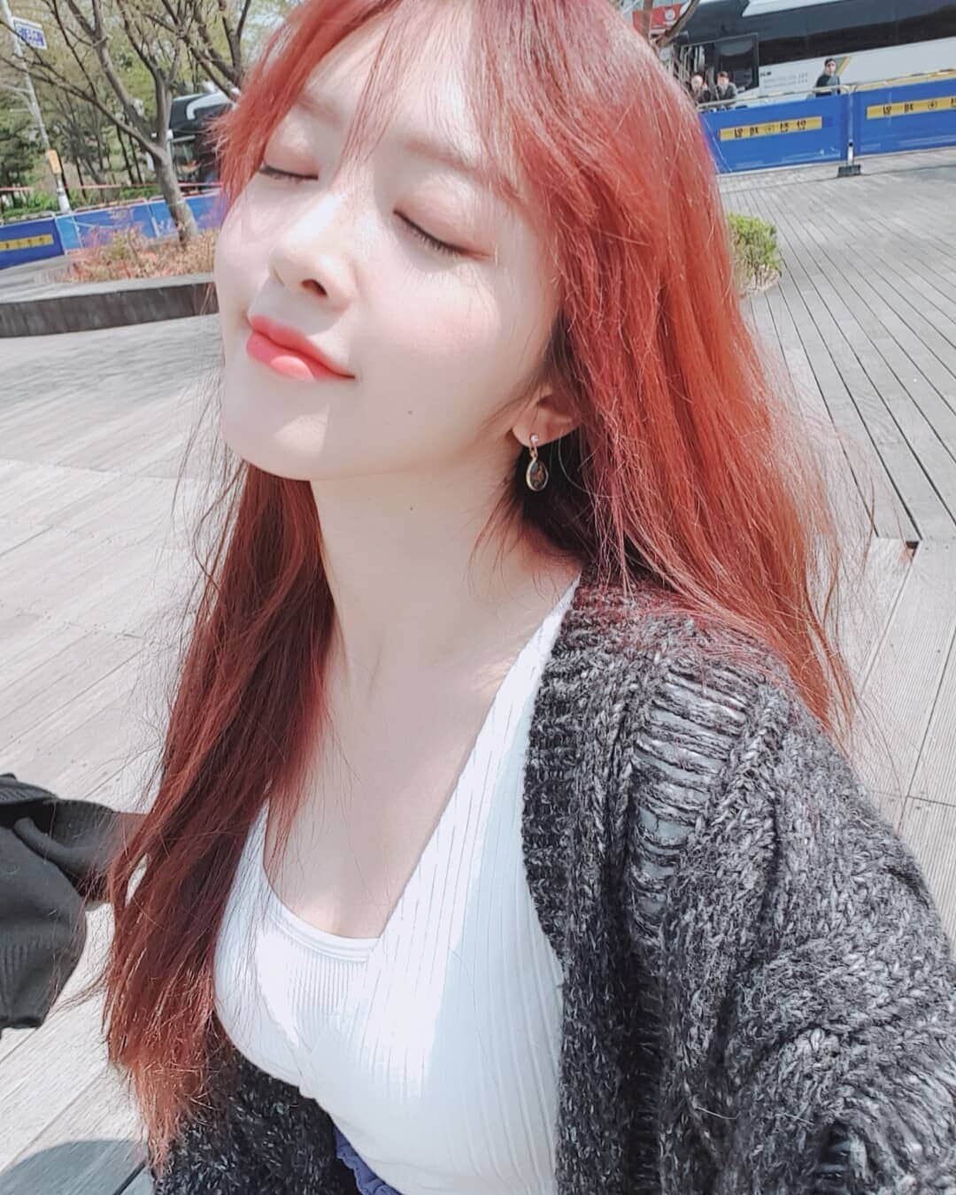 チャンミさんのインスタグラム写真 - (チャンミInstagram)「. 🌞날씨 좋은편🌞 🔥머리 빨간편🔥 😆기분 좋은편😆」4月21日 16時08分 - dohwa_blossom_